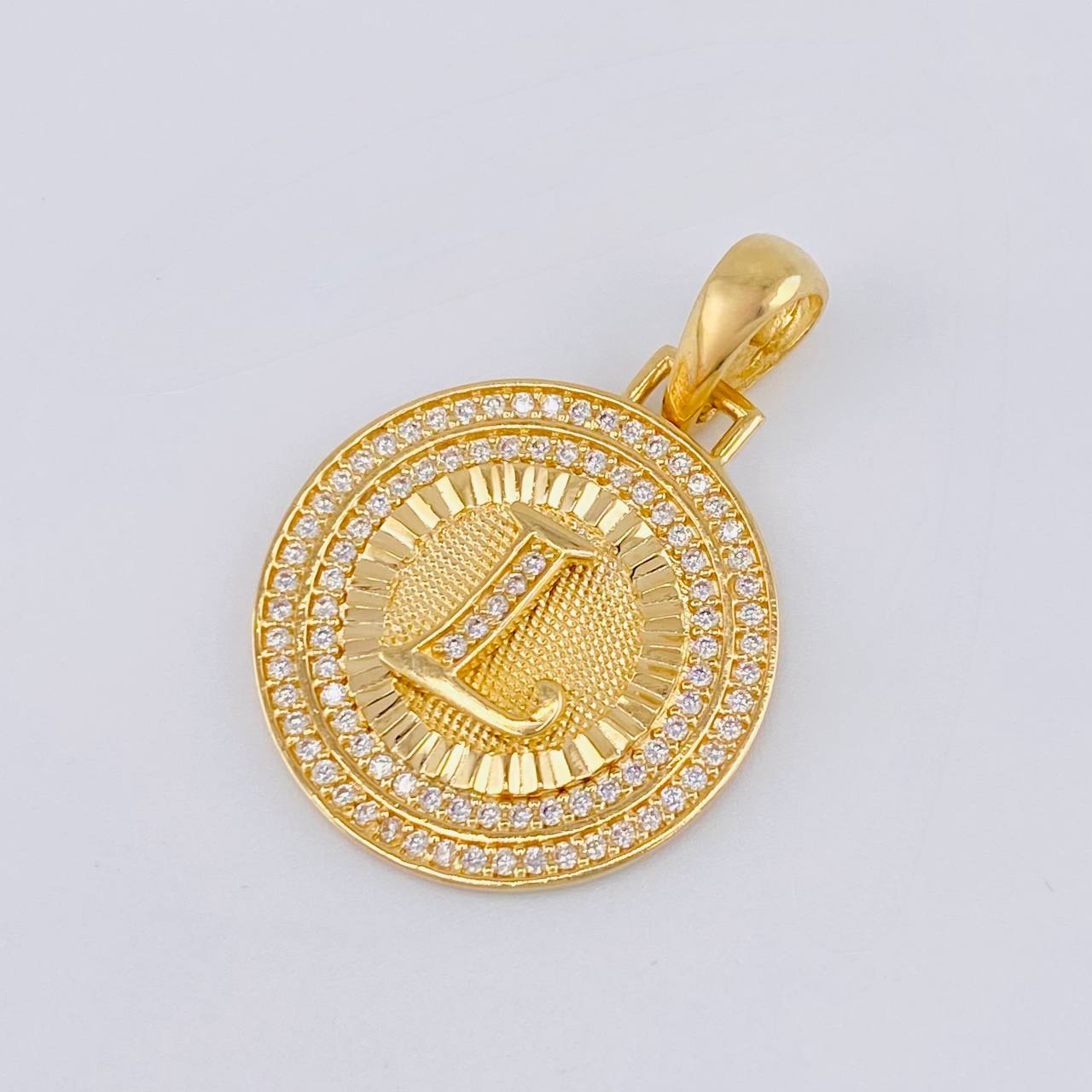 Dije Medalla Letra L 4.75g / 1 1/4 in Oro Amarillo 18K