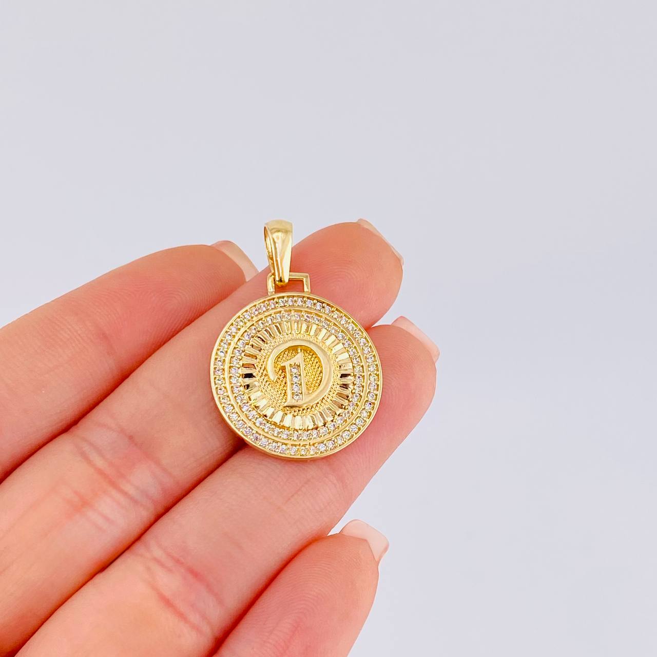 Dije Medalla Letra D 4.75g / 1 1/4 in Oro Amarillo 18K
