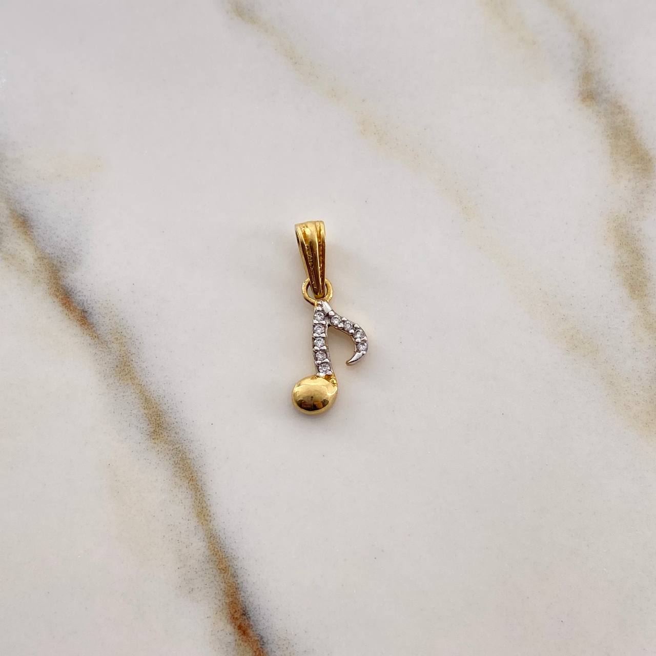 Dije Nota Musical 0.75gr / 1.7cm / Circones Blancos Dos Oros Amarillo Blanco 18K #