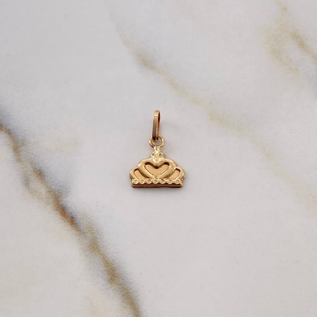 Dije Corona Corazon 0.45gr / 1.3cm / Plano Oro Amarillo 18K #