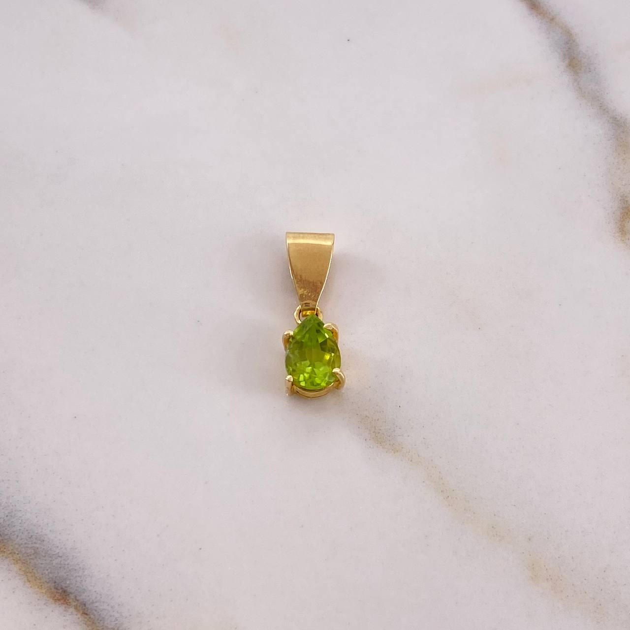 Dije Gota Canasta 0.9gr / 1.6cm / Circon Verde Oro Amarillo 18K #
