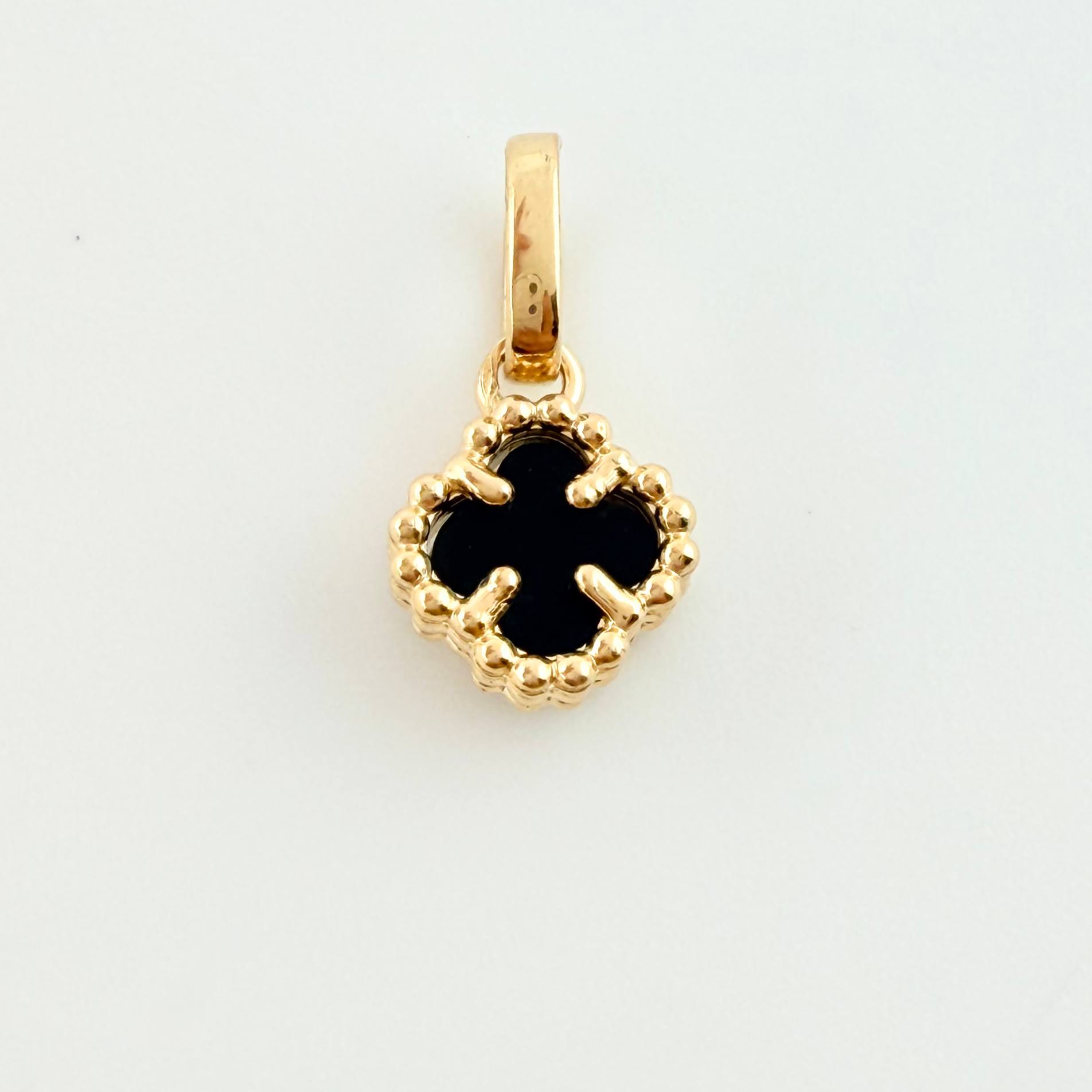 Dije Trebol Negro 1.2gr / 3/4 in / Oro Amarillo Nac.Esp. 18K ©