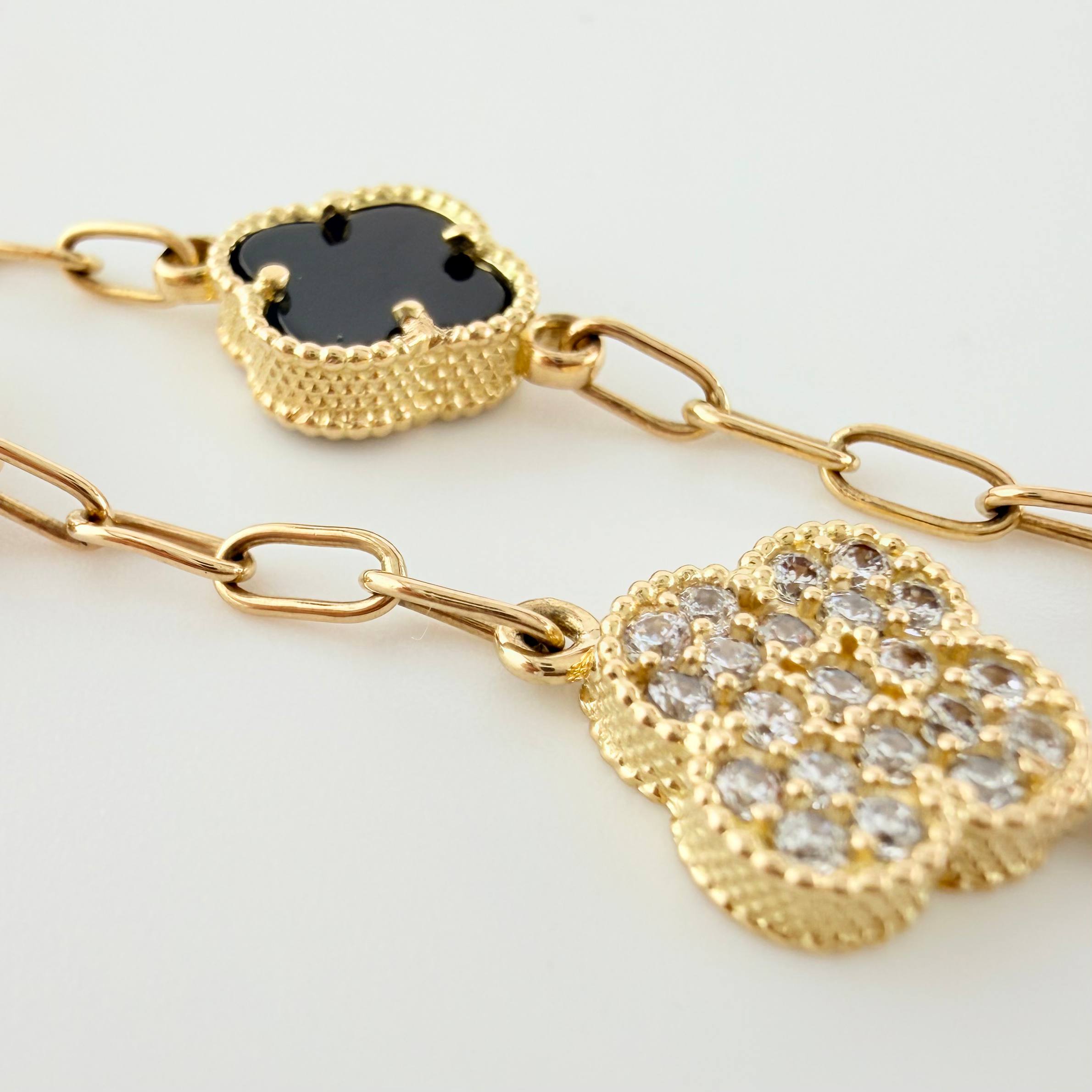 Pulso Trebol Onix Negro Circones Blancos 8gr / 7 in / 10.7mm Oro Amarillo Nac.Esp. 18K