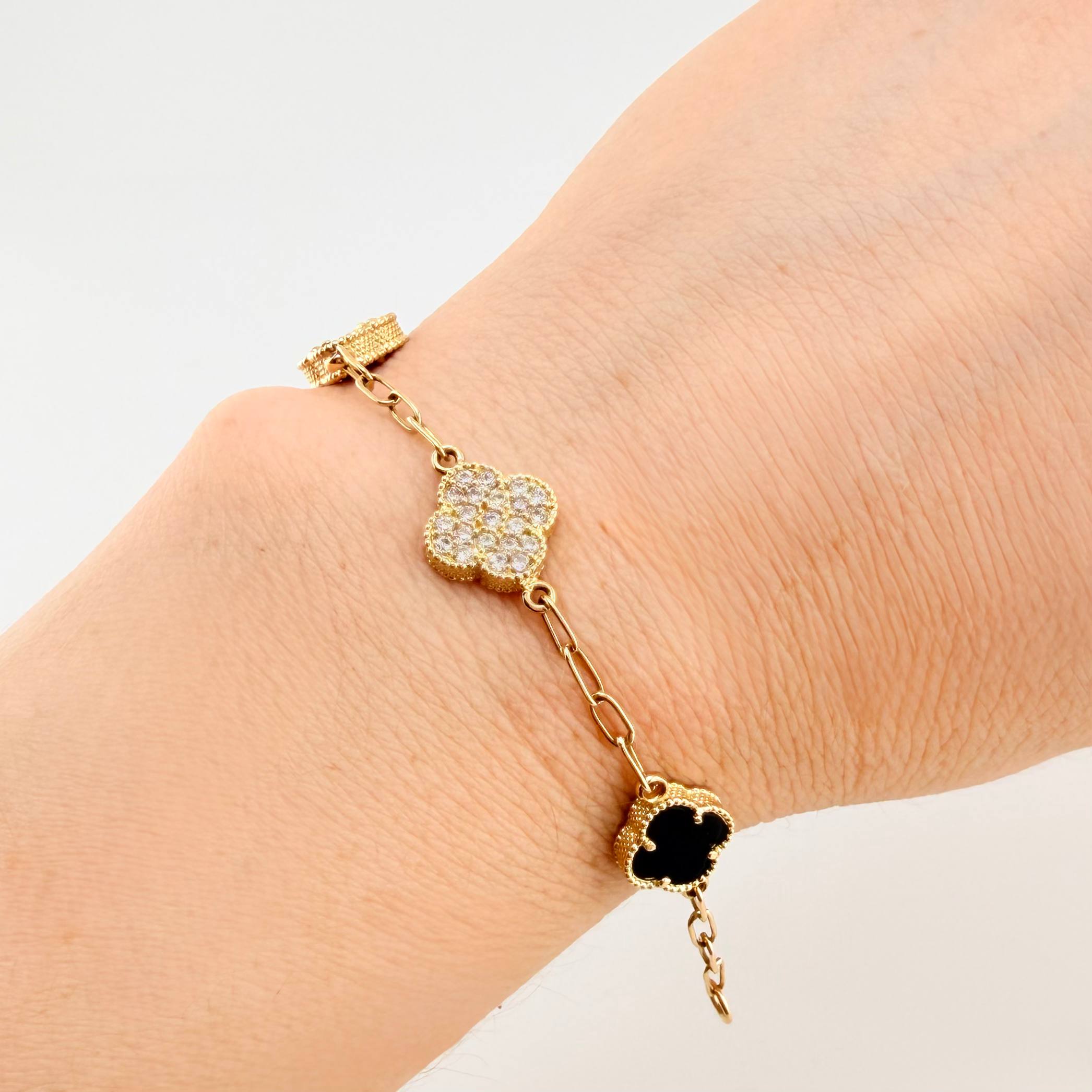 Pulso Trebol Onix Negro Circones Blancos 8gr / 7 in / 10.7mm Oro Amarillo Nac.Esp. 18K