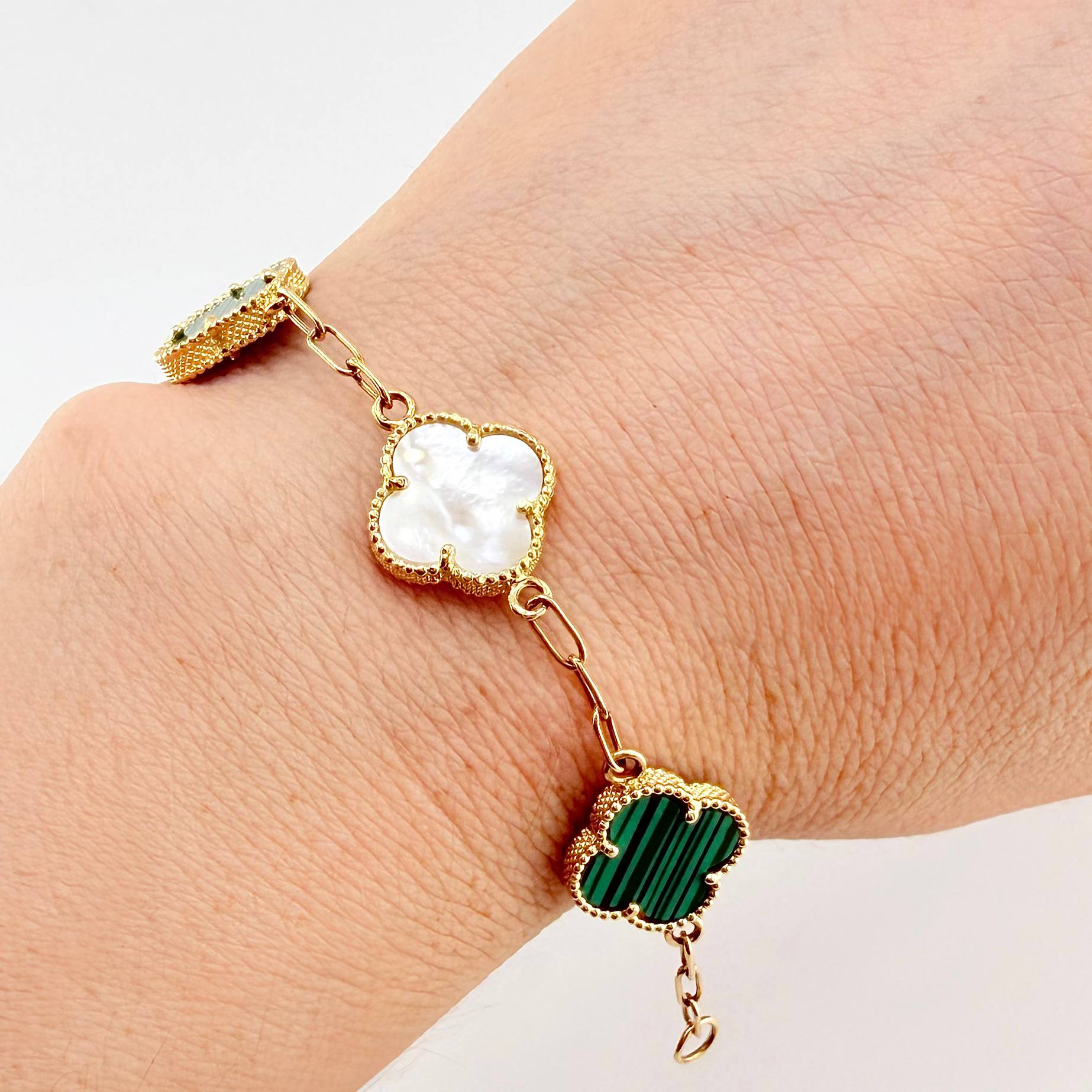 Pulso Trebol Nacar Blanco Malaquita Verde 9.05gr / 7 in / 13.8mm Oro Amarillo Nac.Esp. 18K