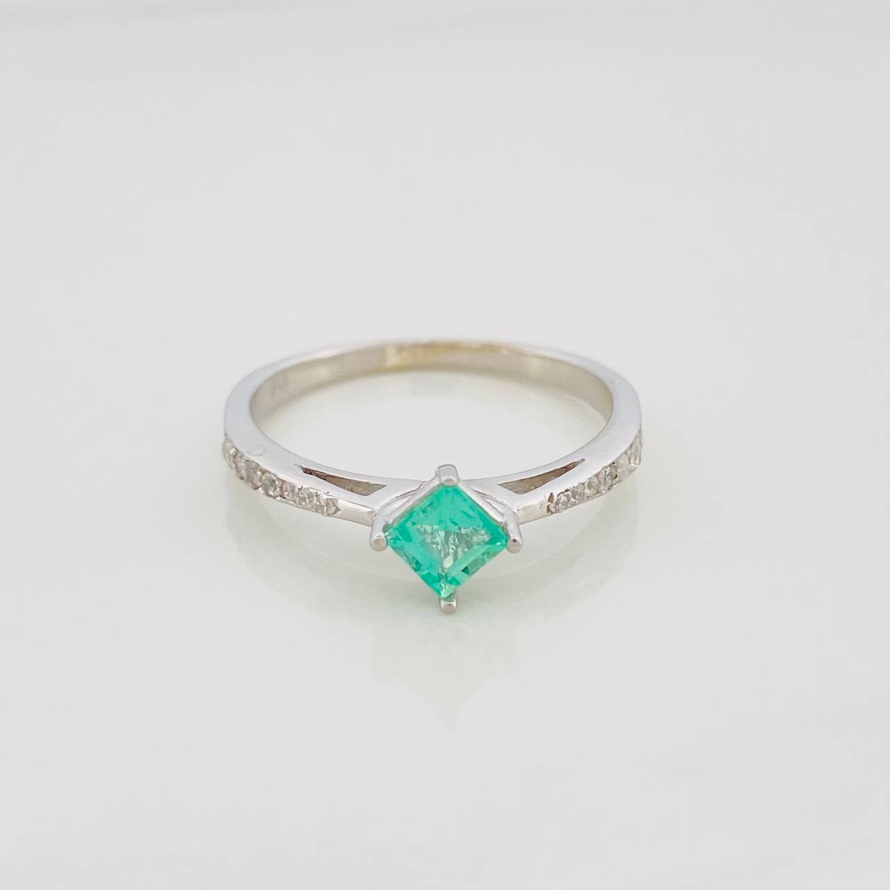 Solitaire Ring Four Prongs Emerald 32 Pts 1.75 g / T7 1/2 Silver 925