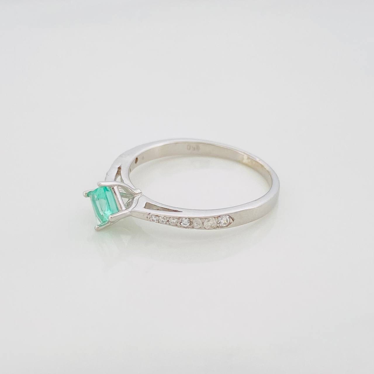 Solitaire Ring Four Prongs Emerald 32 Pts 1.75 g / T7 1/2 Silver 925