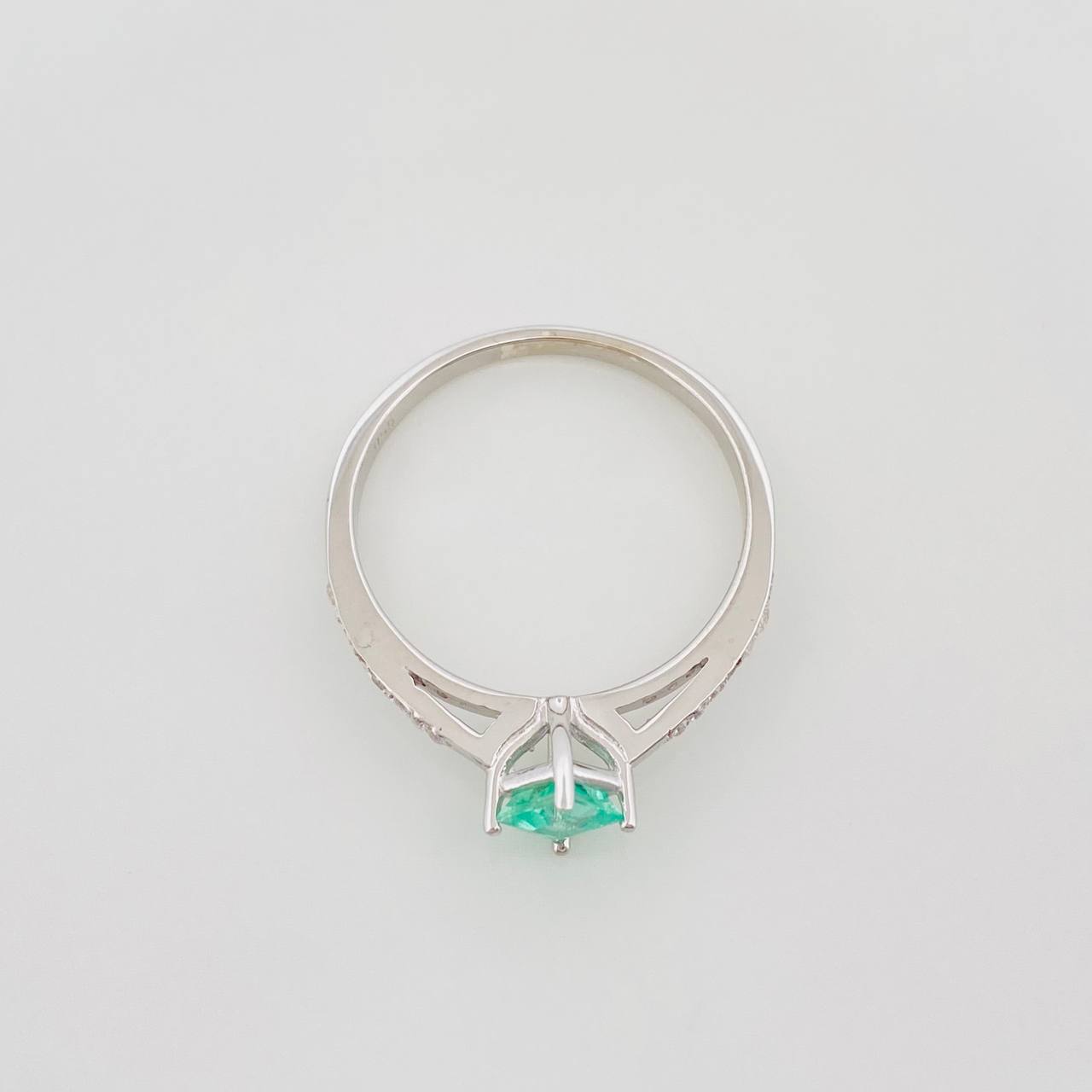 Solitaire Ring Four Prongs Emerald 32 Pts 1.75 g / T7 1/2 Silver 925