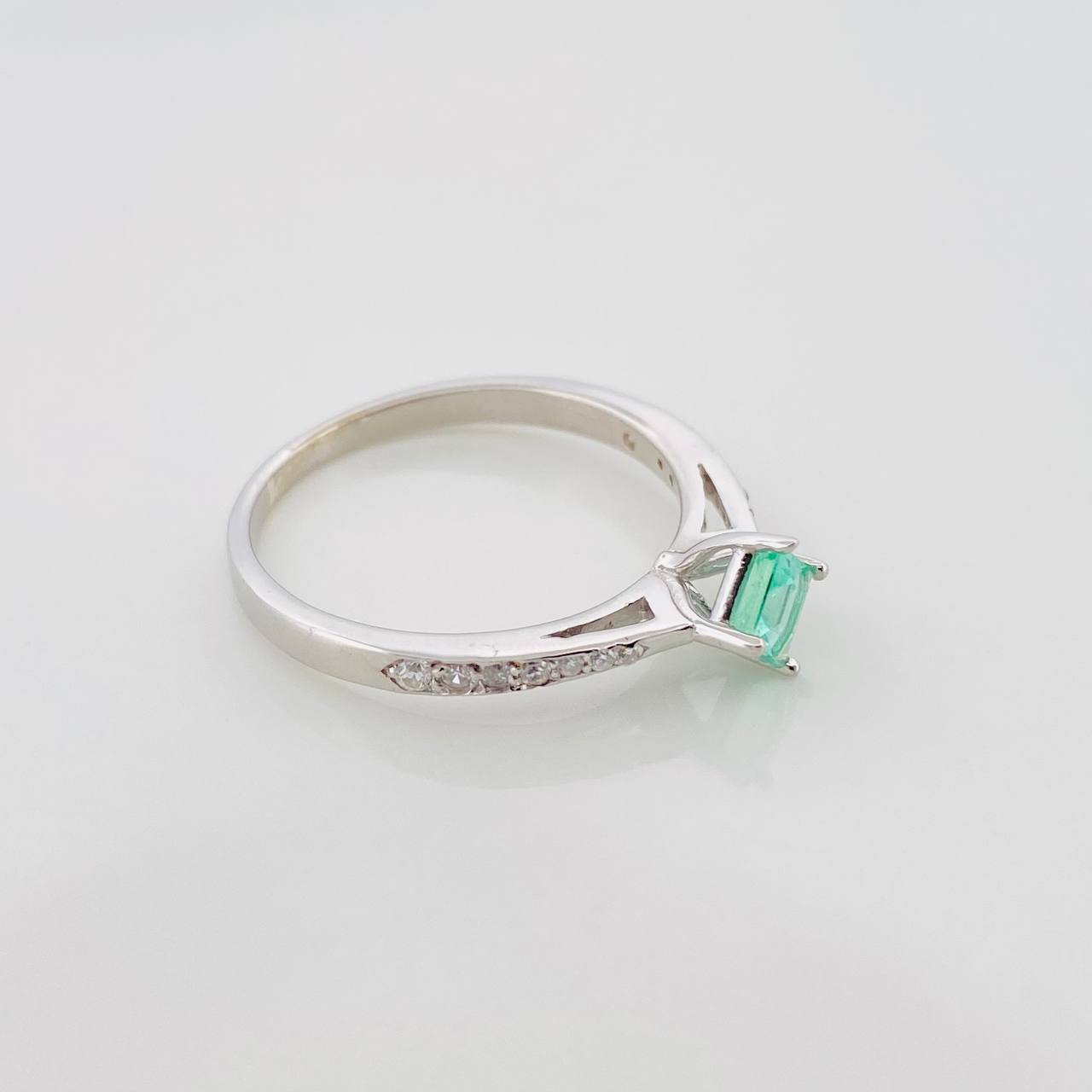 Solitaire Ring Four Prongs Emerald 32 Pts 1.75 g / T7 1/2 Silver 925