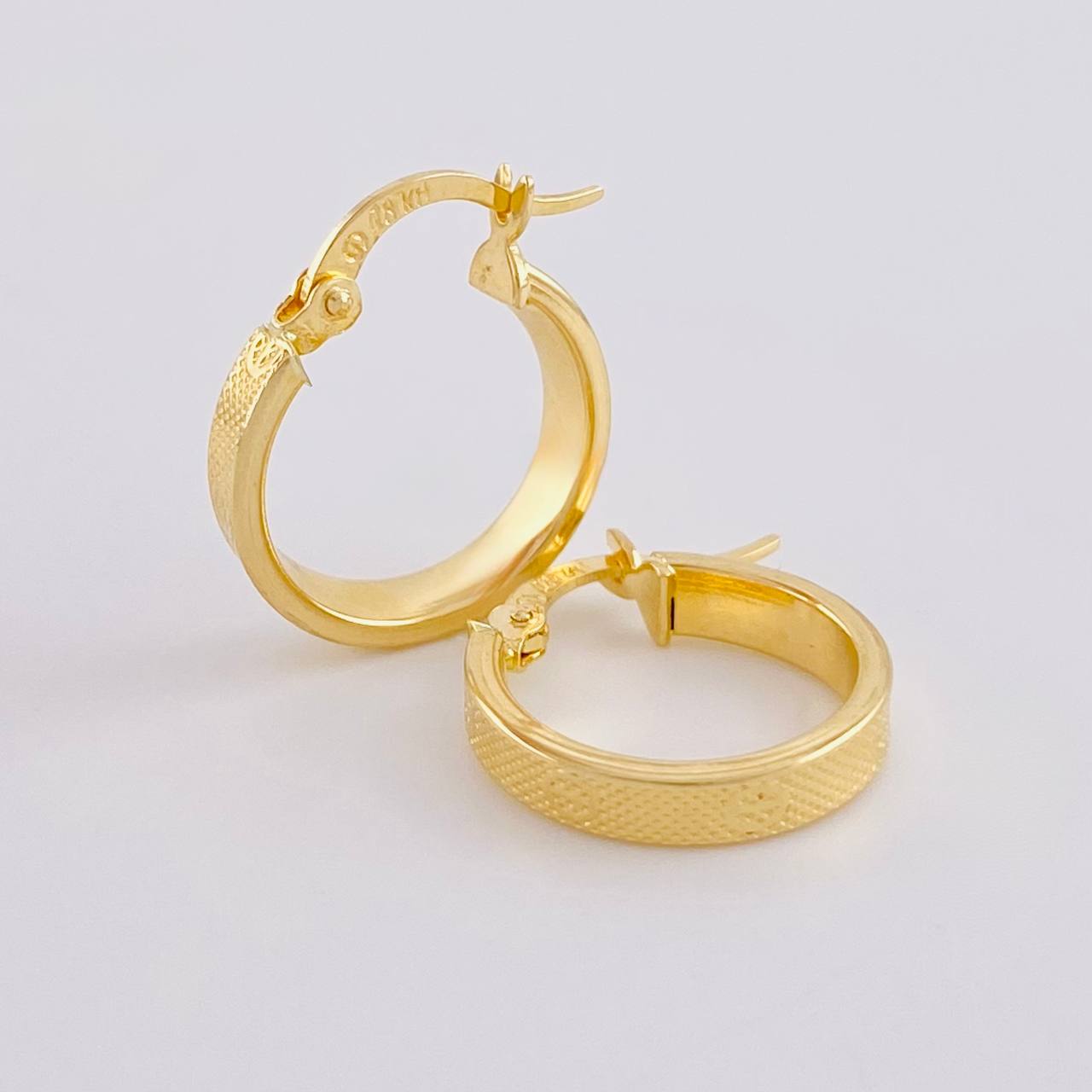 Hoop Earrings Maura Textured 1.5 g / 3/4 in 18K Yellow Gold