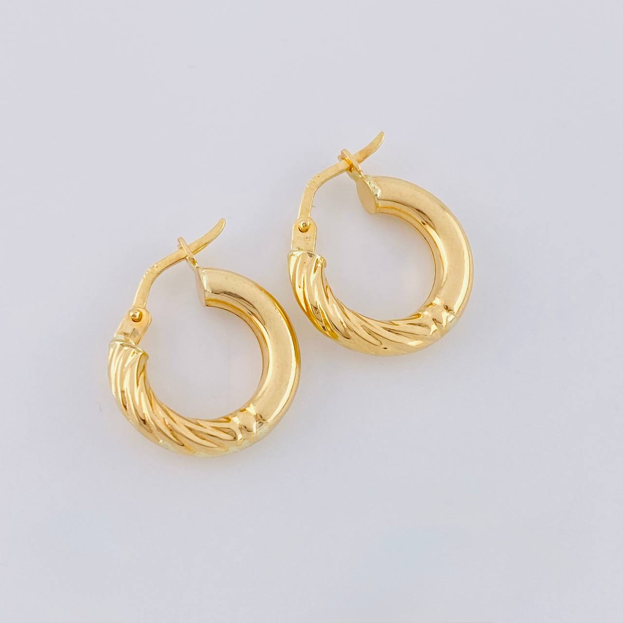 Candongas Adel Mitad Entorchadas 1.75 g / 3/4 in Oro Amarillo 18K