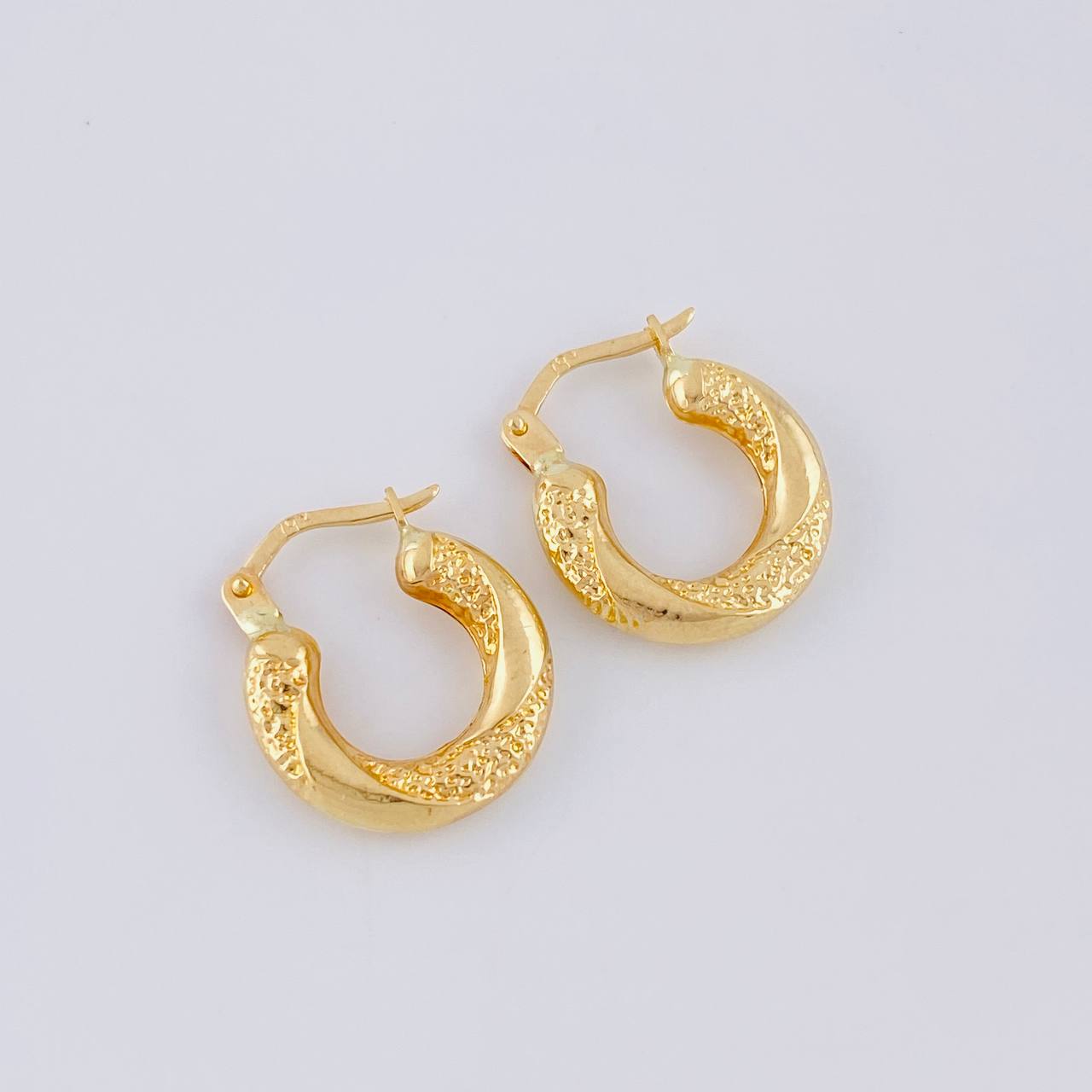 Candongas Aura Twist 1.6 g / 3/4 in Oro Amarillo 18K