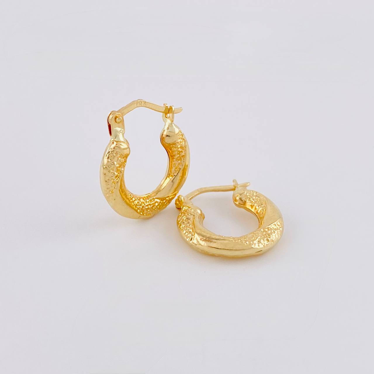 Candongas Aura Twist 1.6 g / 3/4 in Oro Amarillo 18K