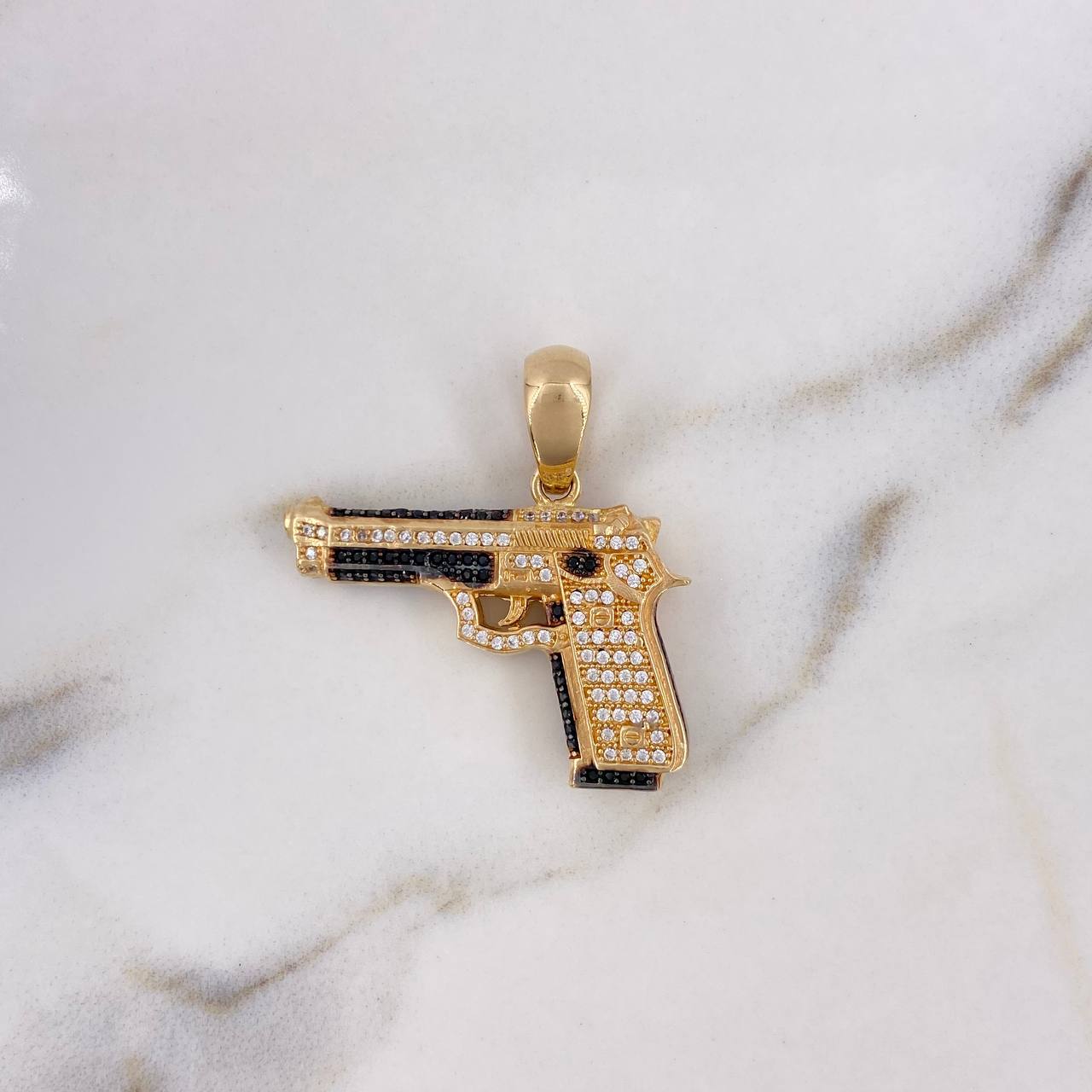 Dije Pistola 12.65gr / 3.2cm / Circones Blancos Negros Oro Amarillo 18K $