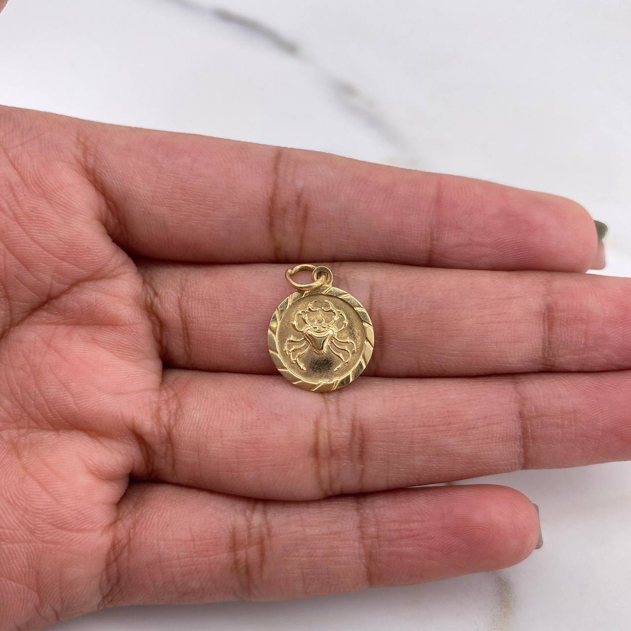 Pendant Crab Medal 1.5gr / 1.9cm / Smooth 18K Yellow Gold #