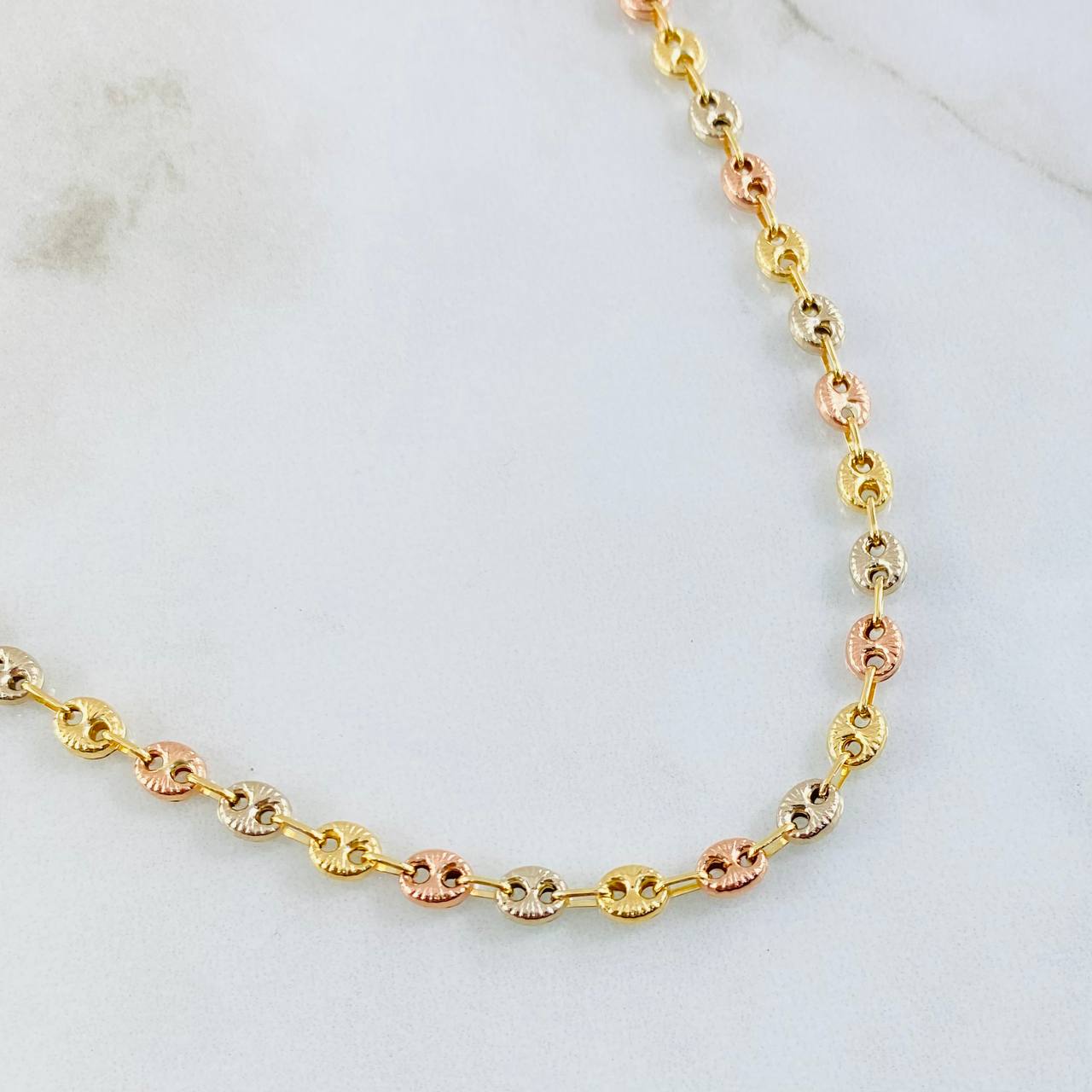 GC Chain 9gr / 23 1/2 in / Three 18K Golds