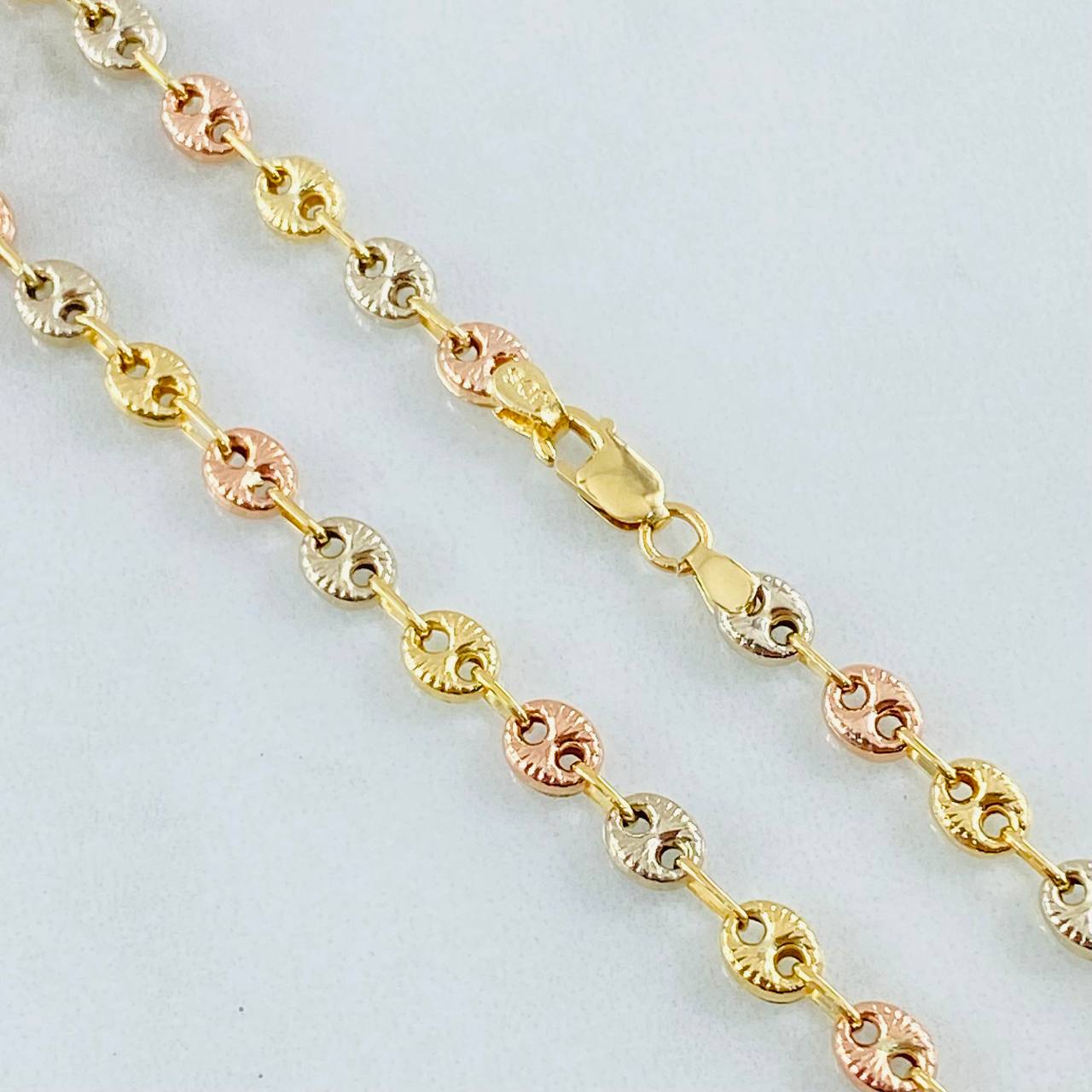 GC Chain 9gr / 23 1/2 in / Three 18K Golds