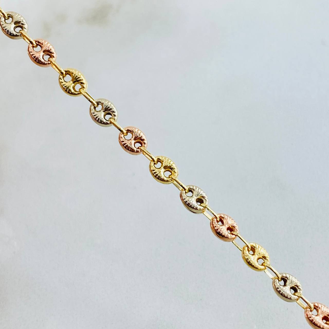 GC Chain 9gr / 23 1/2 in / Three 18K Golds