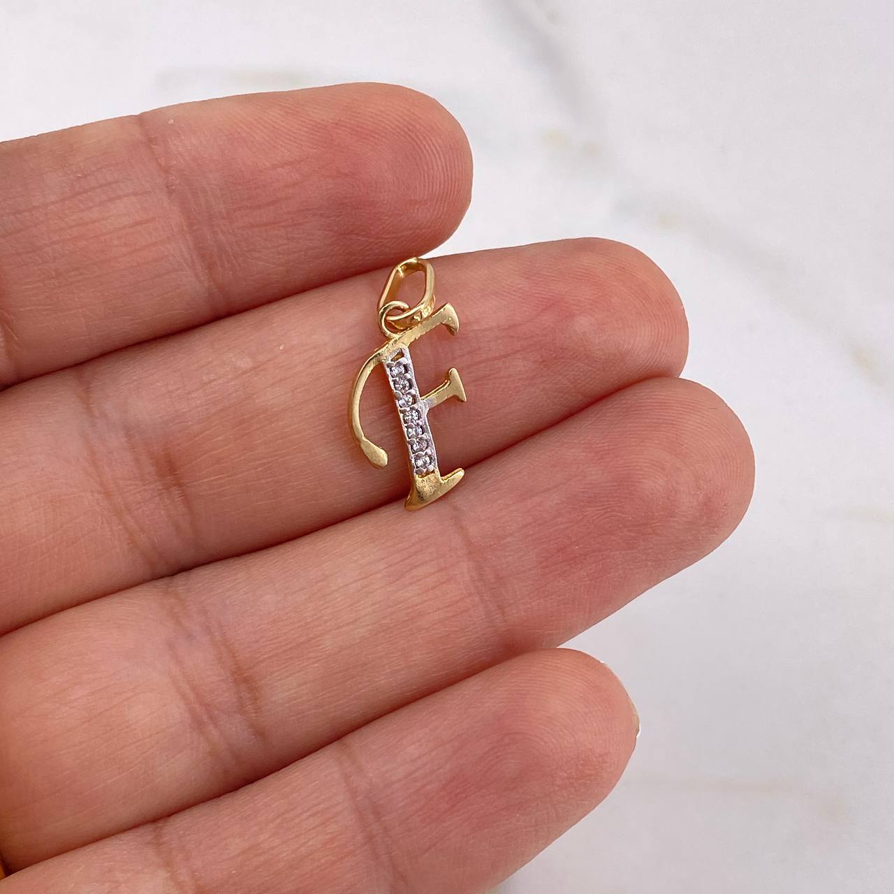 Dije Letra F 0.75gr / 2cm / Circones Blancos Oro Amarillo 18K #