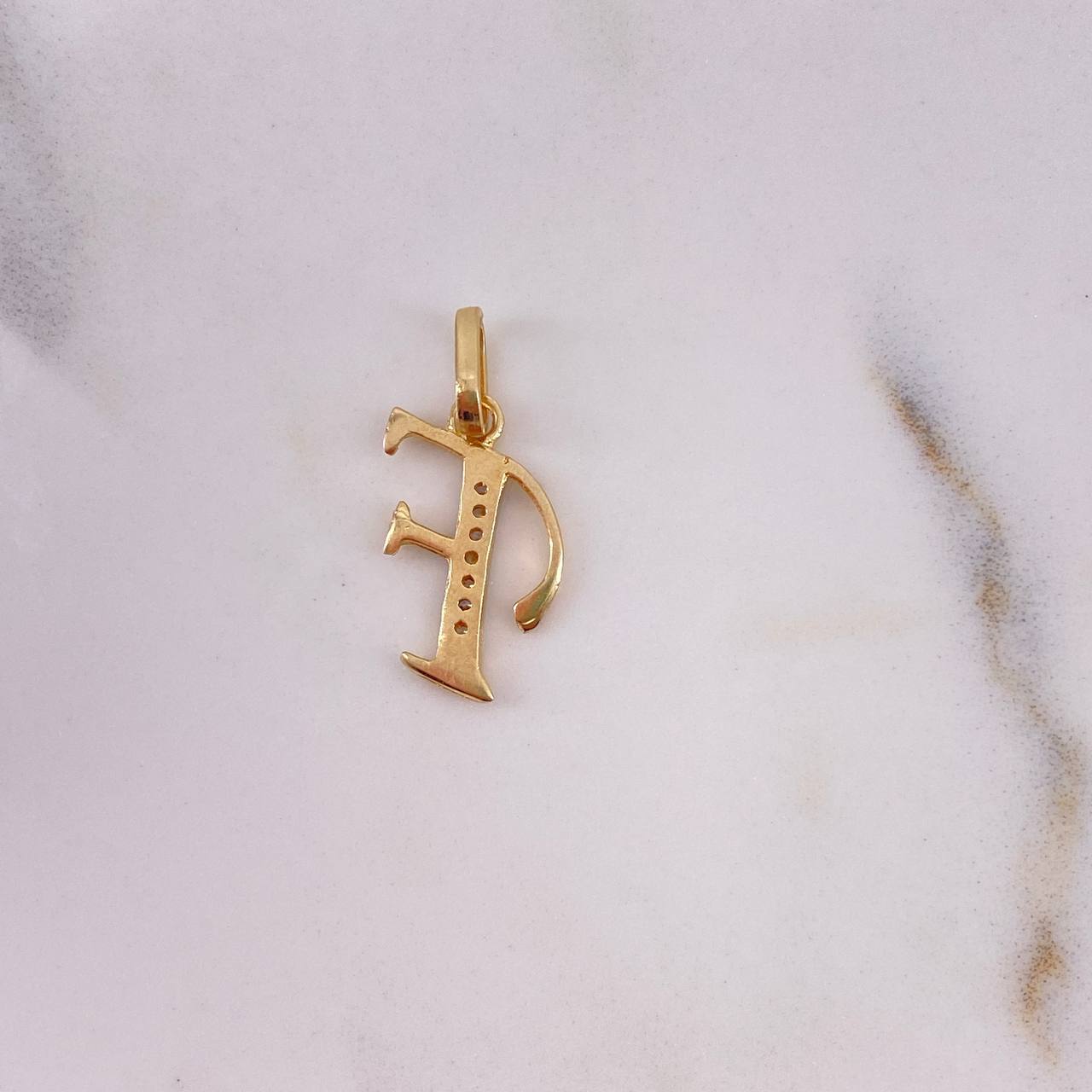 Dije Letra F 0.75gr / 2cm / Circones Blancos Oro Amarillo 18K #