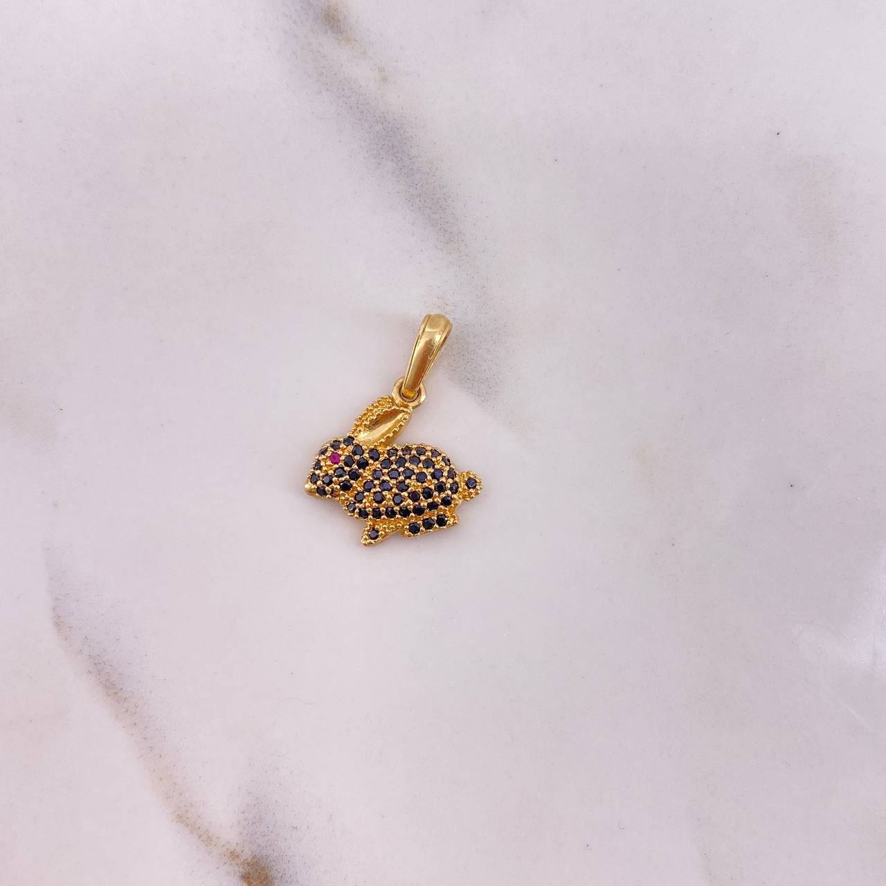 Dije Conejo 1.5gr / 2cm / Circones Fucsia Negros Oro Amarillo 18K #