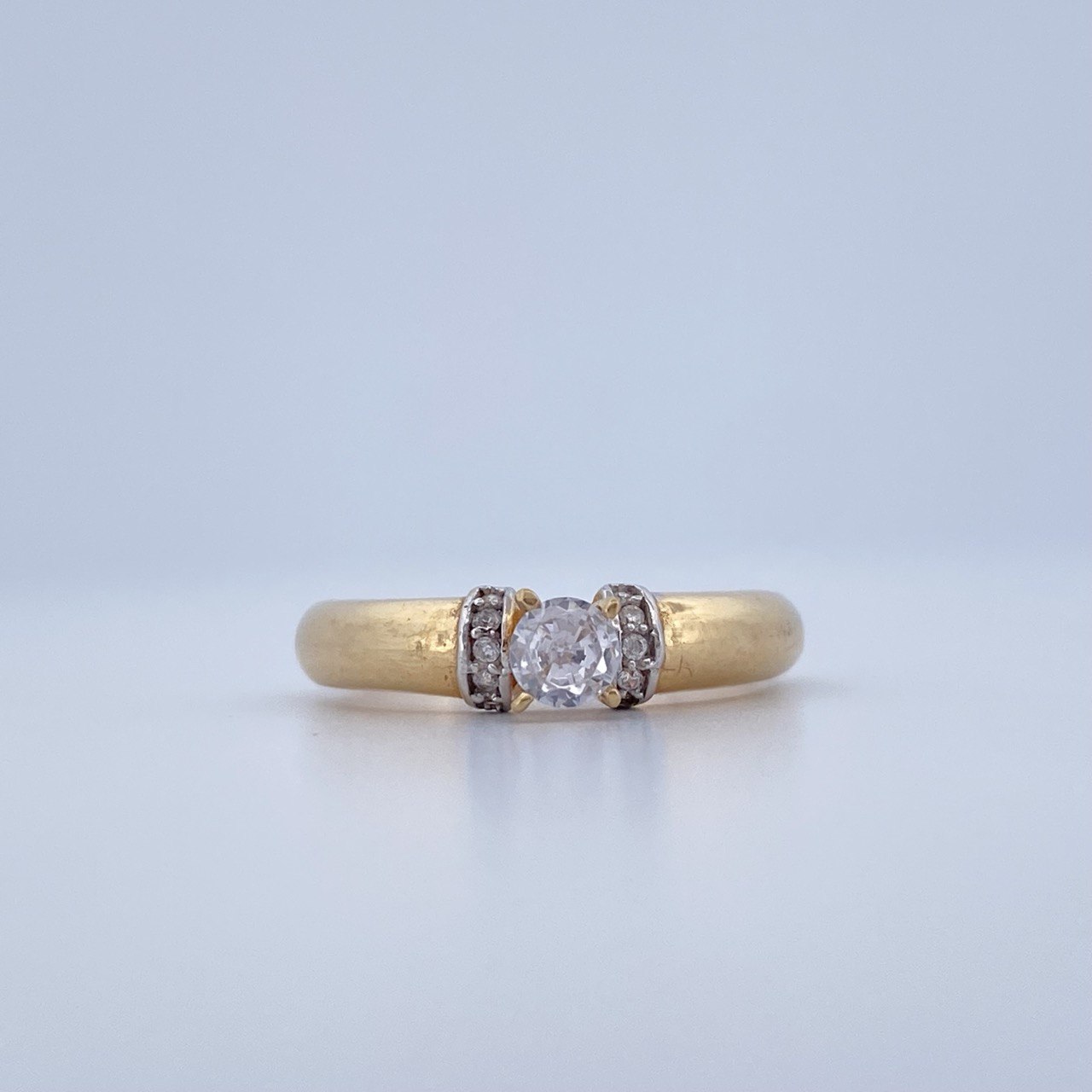 Solitaire Ring 2.6gr / Size 7 1/2 / Three 18K Golds &