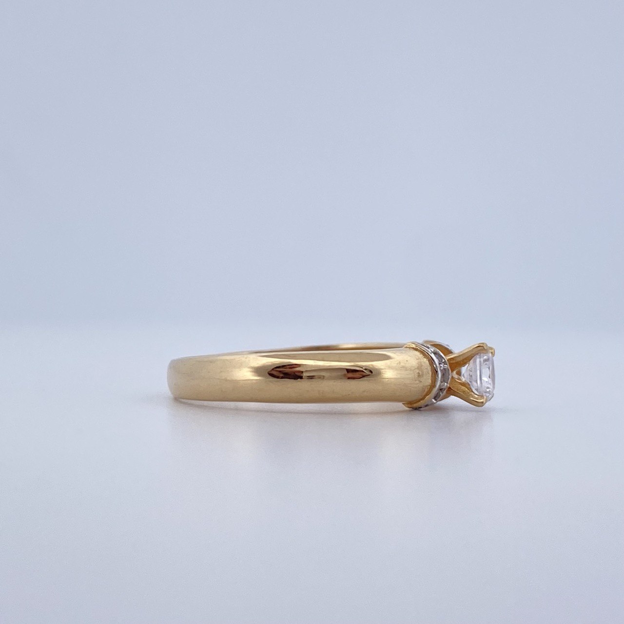 Solitaire Ring 2.6gr / Size 7 1/2 / Three 18K Golds &