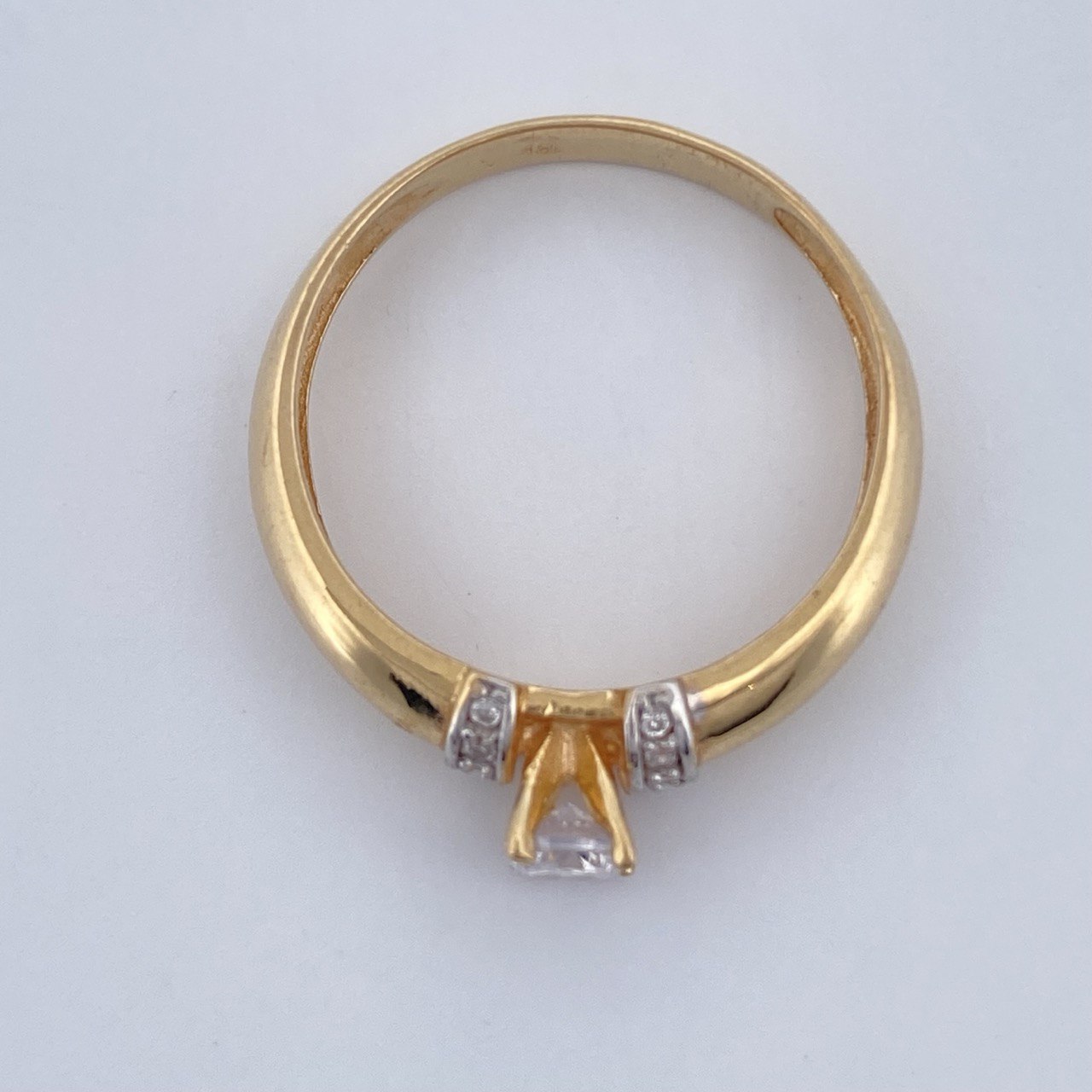 Solitaire Ring 2.6gr / Size 7 1/2 / Three 18K Golds &