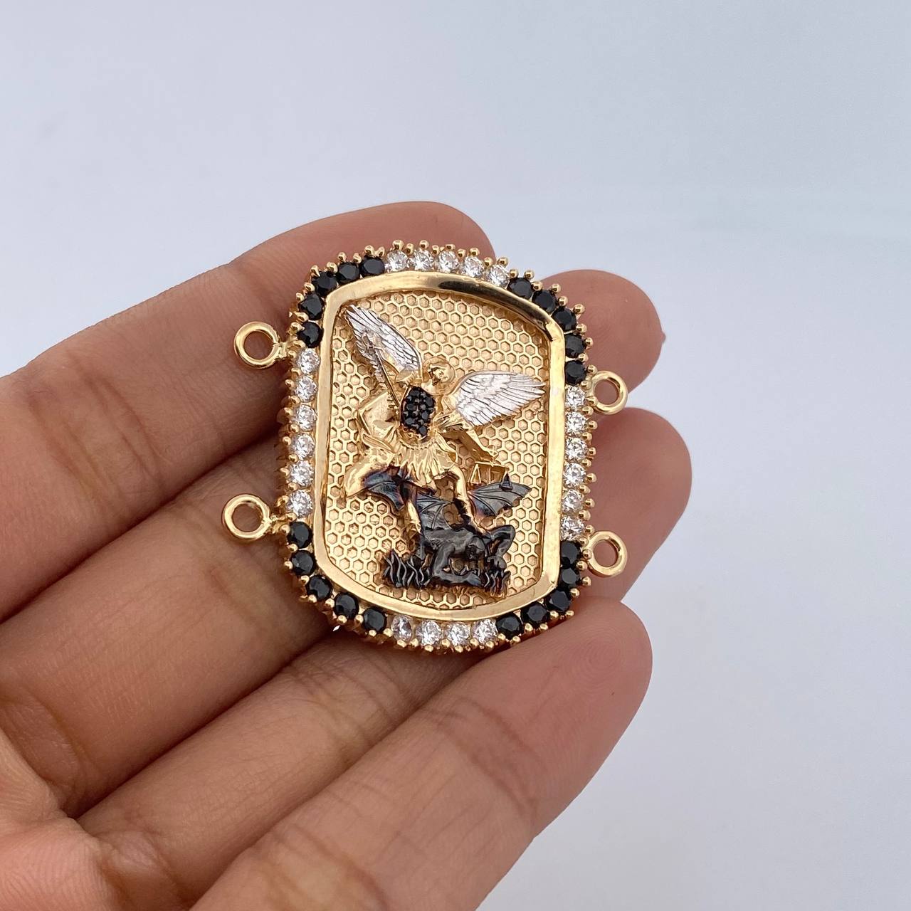 Herraje Placa San Miguel Arcangel 15.55gr / 3.7cm / Circones Blancos Negros Tres Oros 18K &