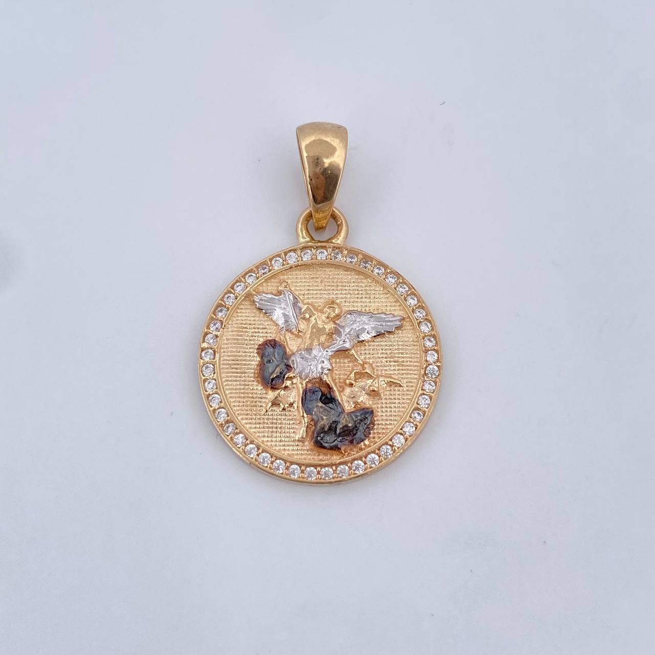 Dije San Miguel Arcangel 4gr / 3cm / Circones Blancos Tres Oros 18K &