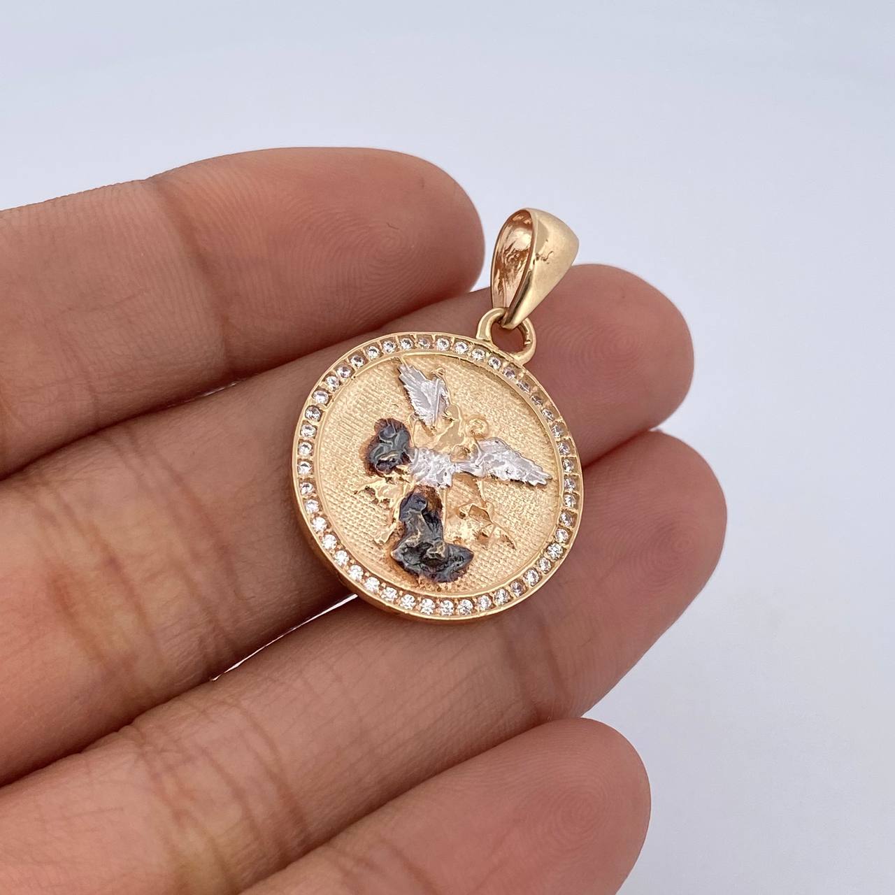Dije San Miguel Arcangel 4gr / 3cm / Circones Blancos Tres Oros 18K &