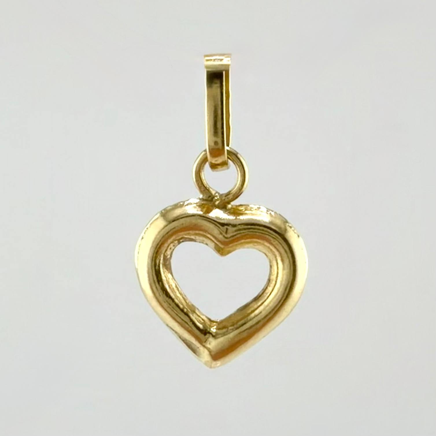 Heart Silhouette Pendant 0.4gr / 1/2 in / 18K Yellow Gold