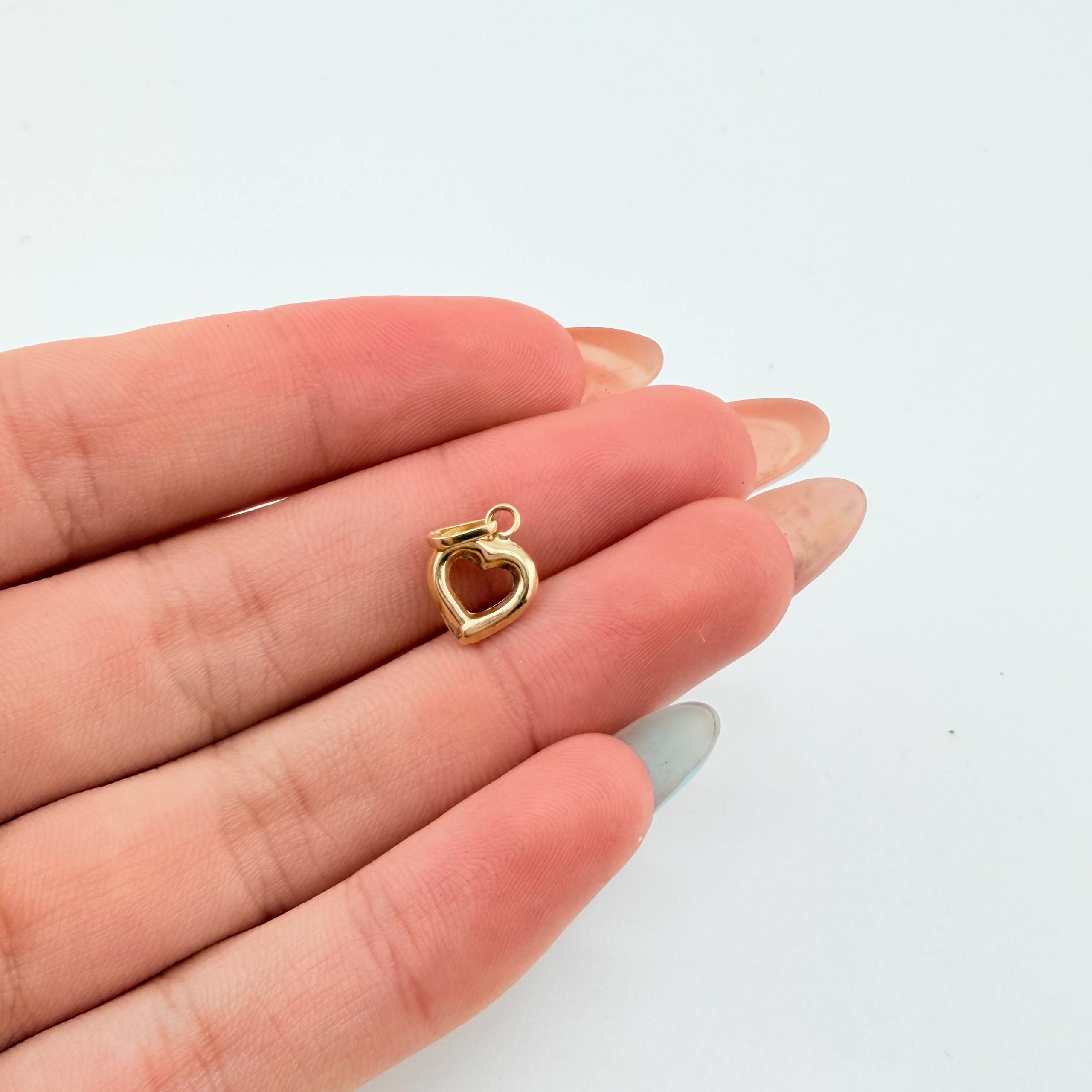 Heart Silhouette Pendant 0.4gr / 1/2 in / 18K Yellow Gold