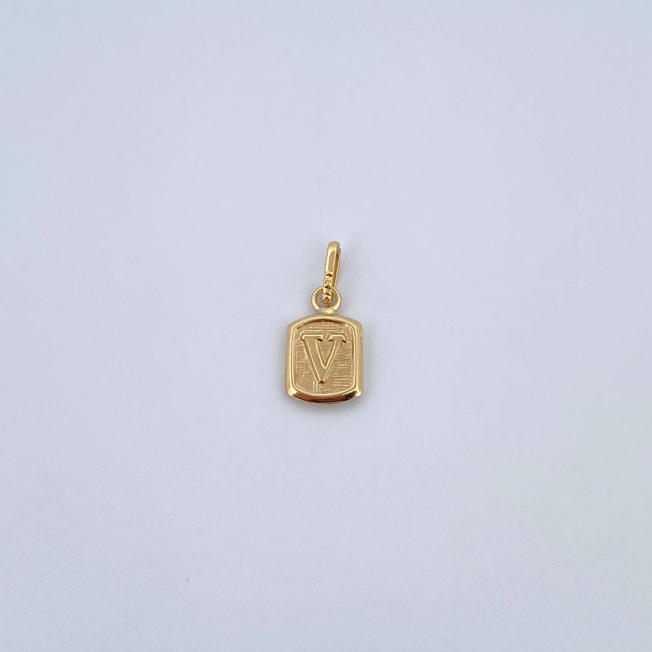 Dije Letra V 0.35gr / 1.5cm / Liso Oro Amarillo 18K &