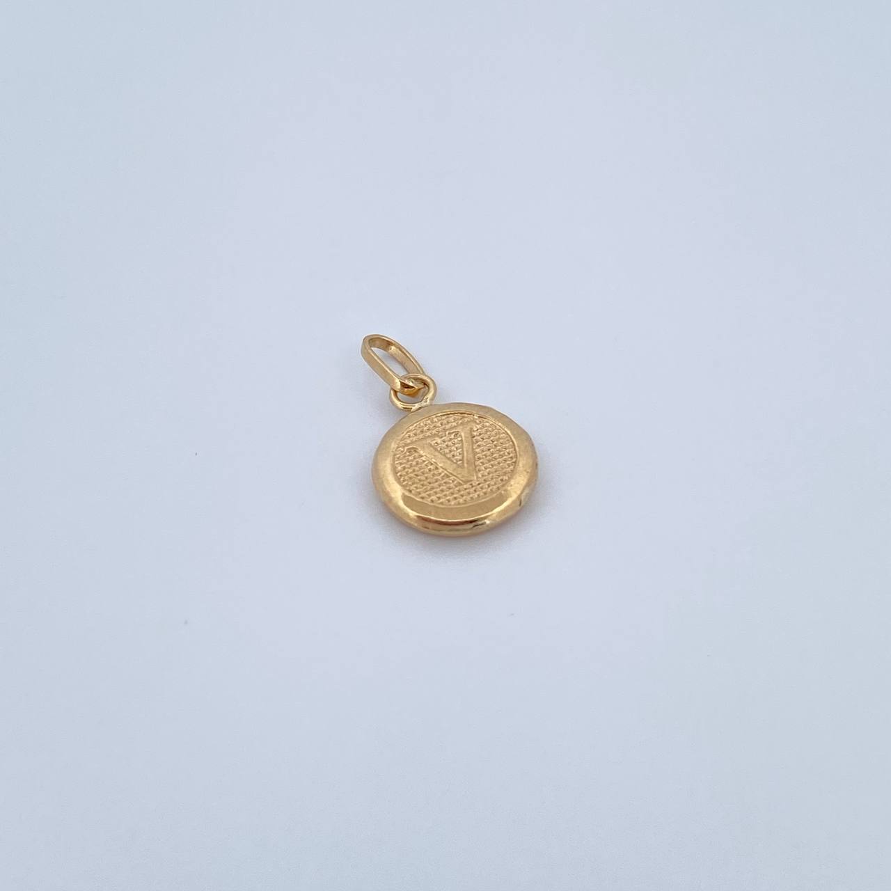 Dije Letra V 0.5gr / 1.5cm / Medalla Oro Amarillo 18K &