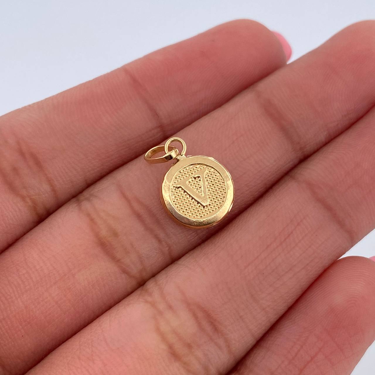 Dije Letra V 0.5gr / 1.5cm / Medalla Oro Amarillo 18K &