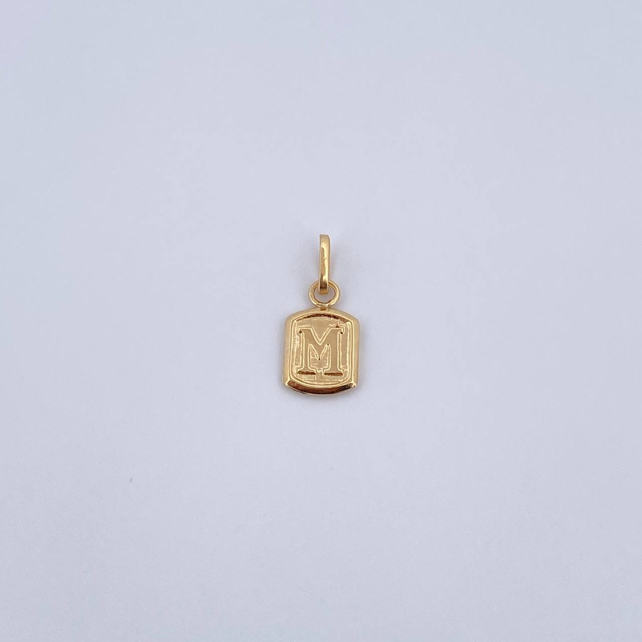 Dije Letra M 0.35gr / 1.5cm / Liso Oro Amarillo 18K &