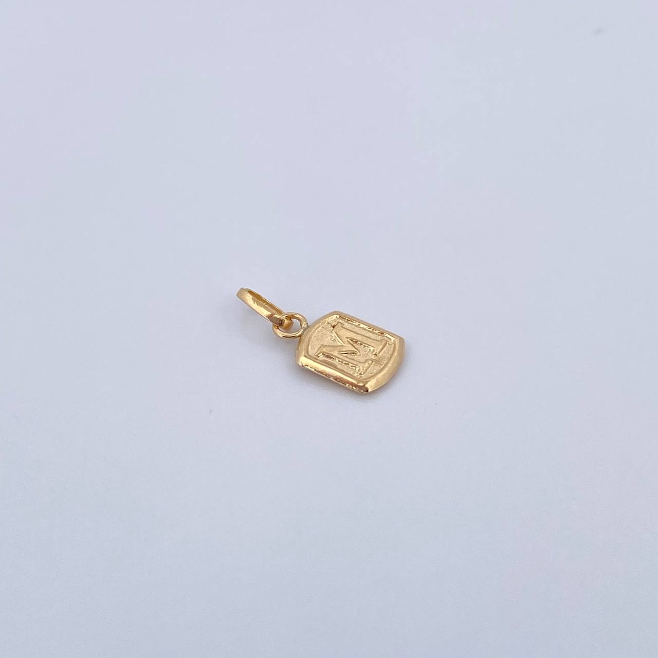 Dije Letra M 0.35gr / 1.5cm / Liso Oro Amarillo 18K &