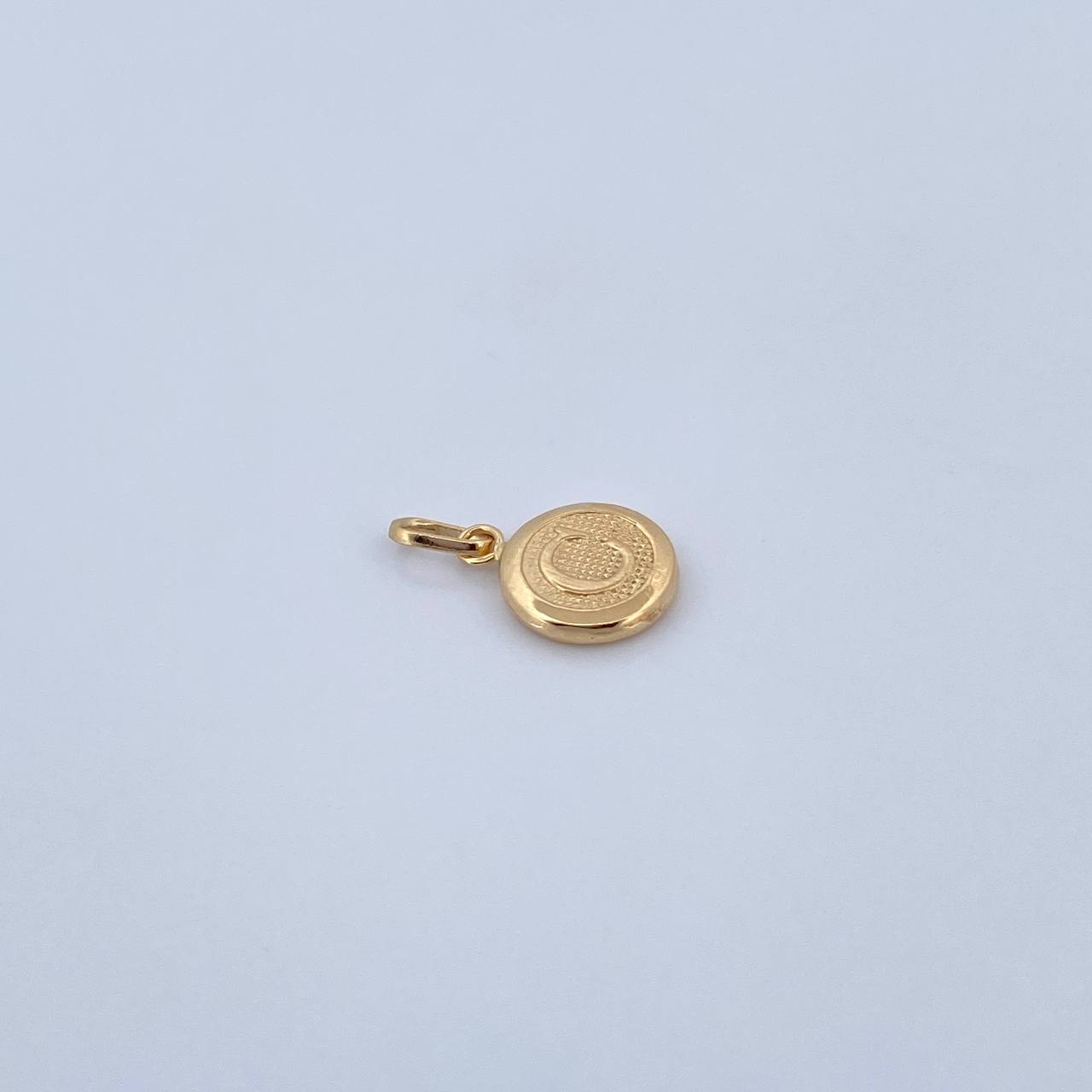 Dije Letra C 0.4gr / 1.5cm / Medalla Oro Amarillo 18K &
