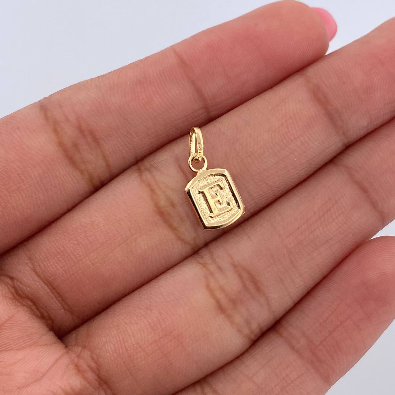 Pendant Letter E 0.35gr / 1.5cm / Smooth 18K Yellow Gold &