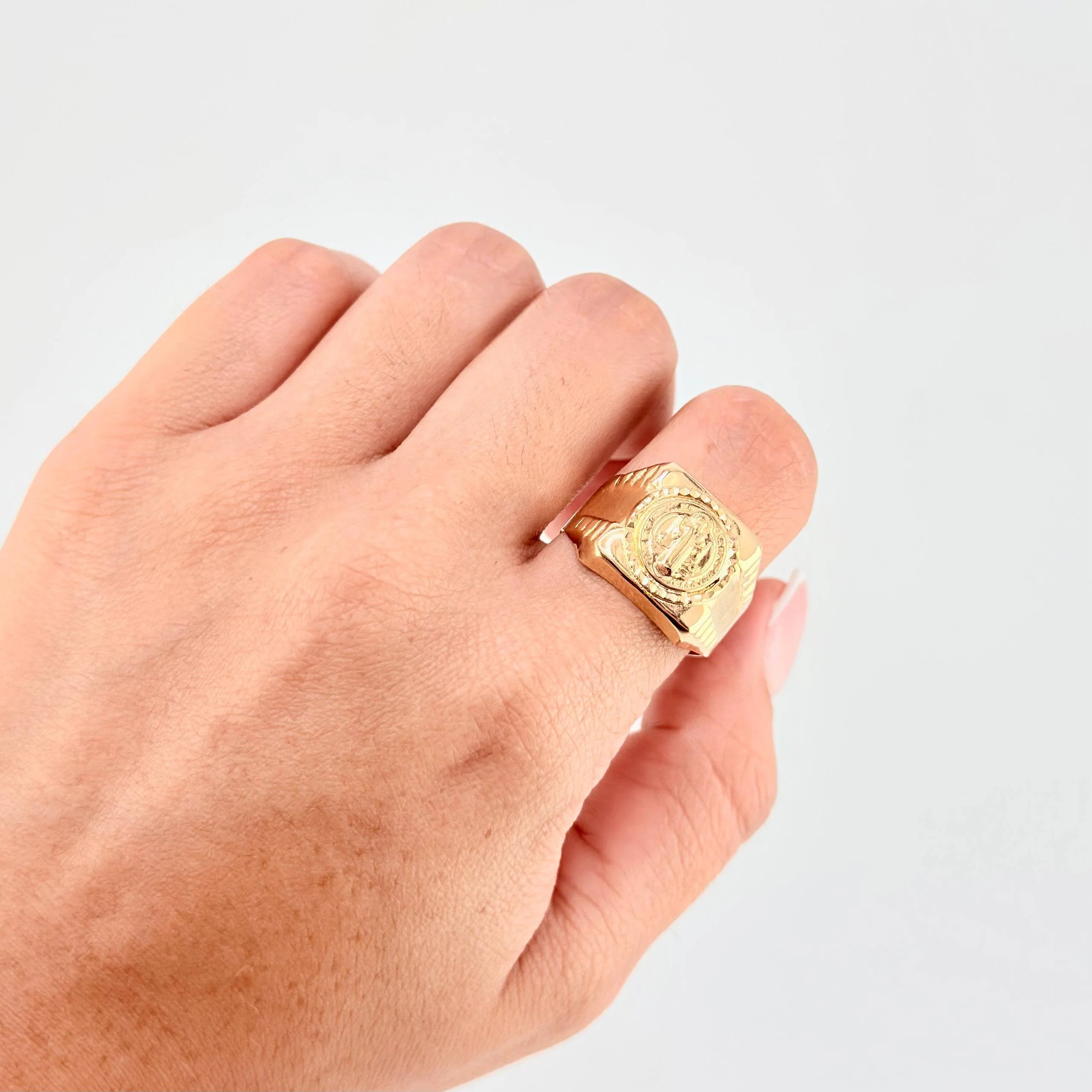 Anillo San Benito Escudo Sagrado 3.4 g / T9 1/2 Oro Amarillo 18K