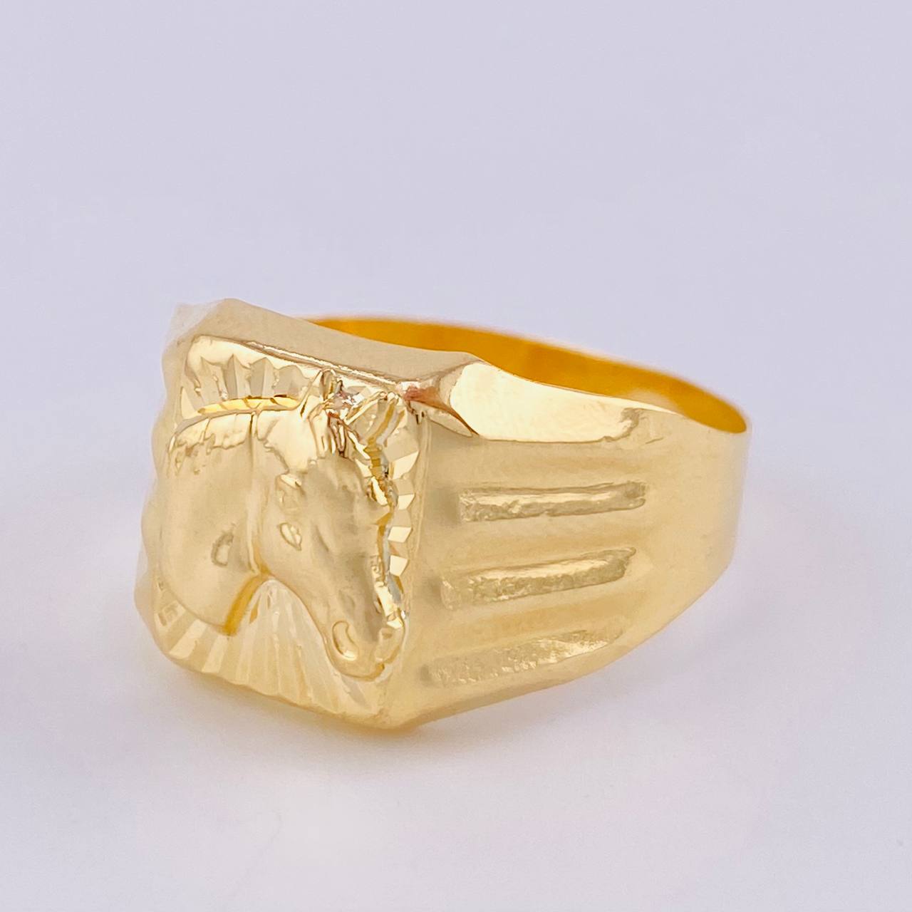 Anillo Sello Caballo Radiante 3.4 g / T11 1/4 Oro Amarillo 18K
