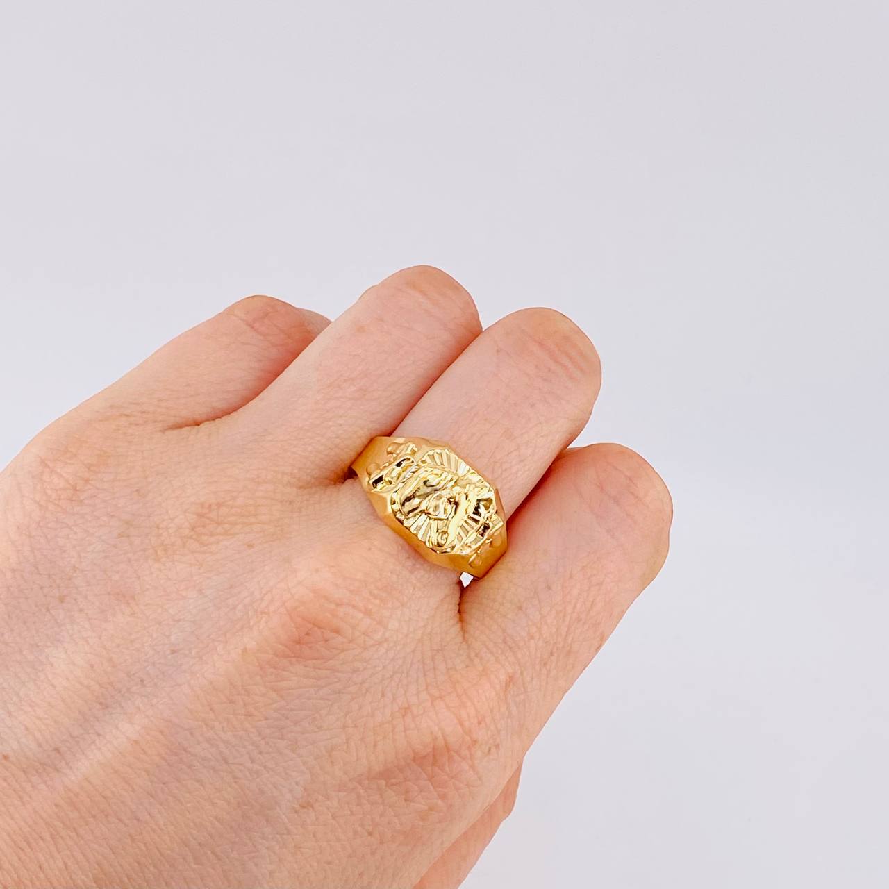 Anillo Sello Caballo Radiante 3.75 g / T12 Oro Amarillo 18K