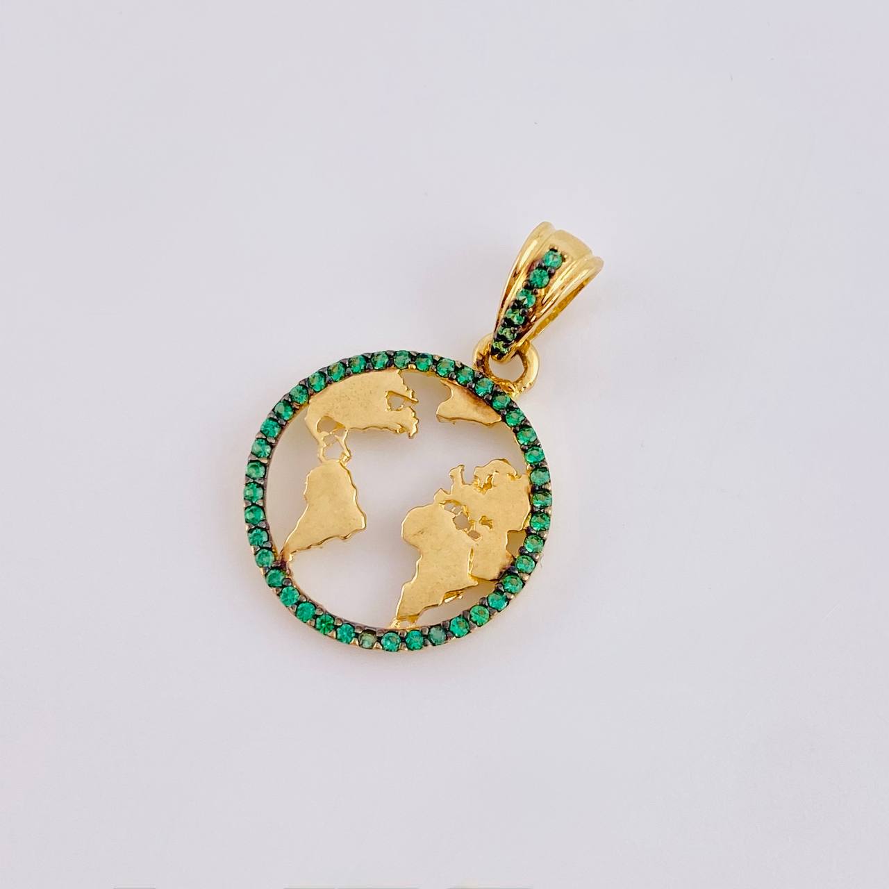 Dije Silueta Tierra 2 g / 1 in Oro Amarillo 18K
