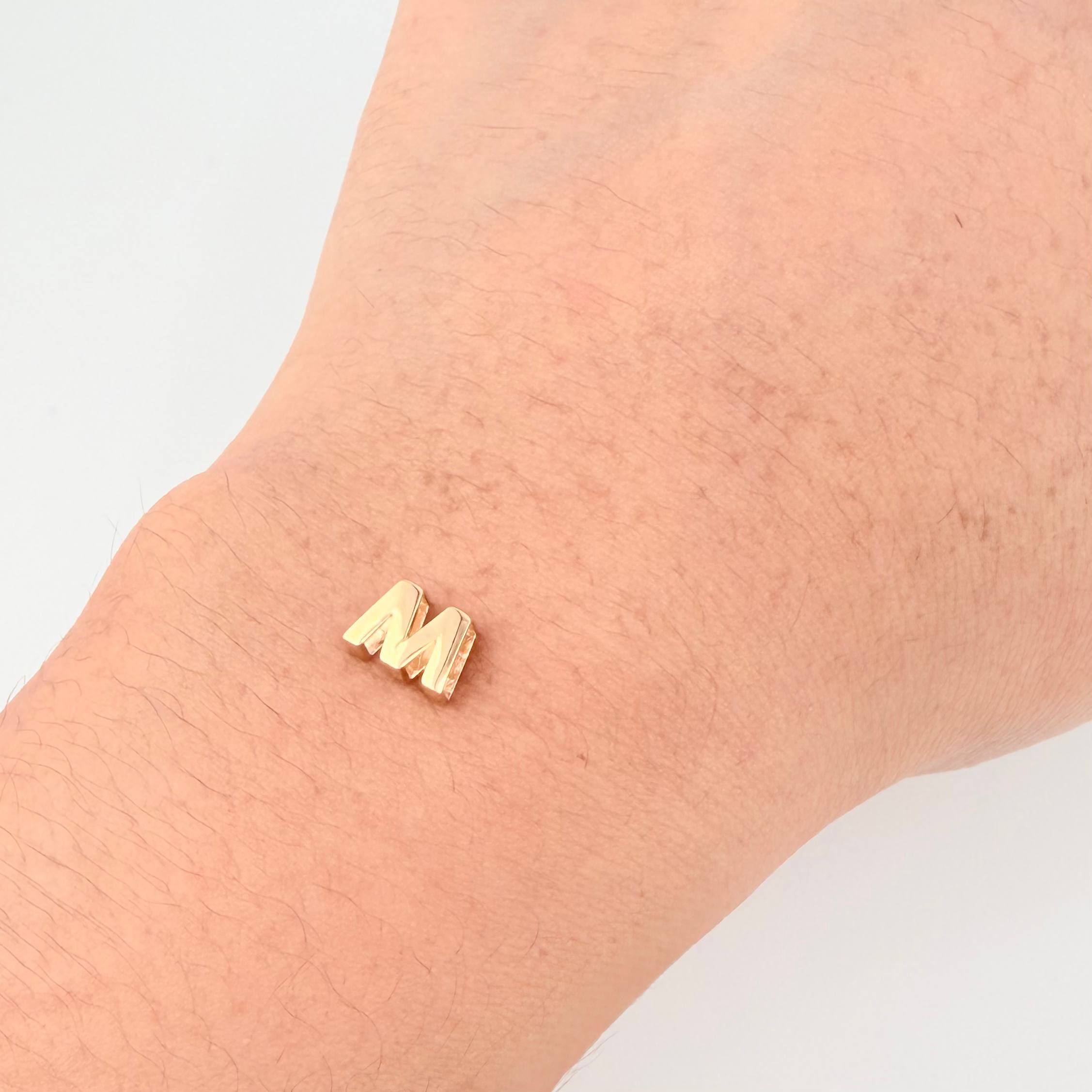 Herraje Letra M 0.5 g / 1/4 in Oro Amarillo 18K