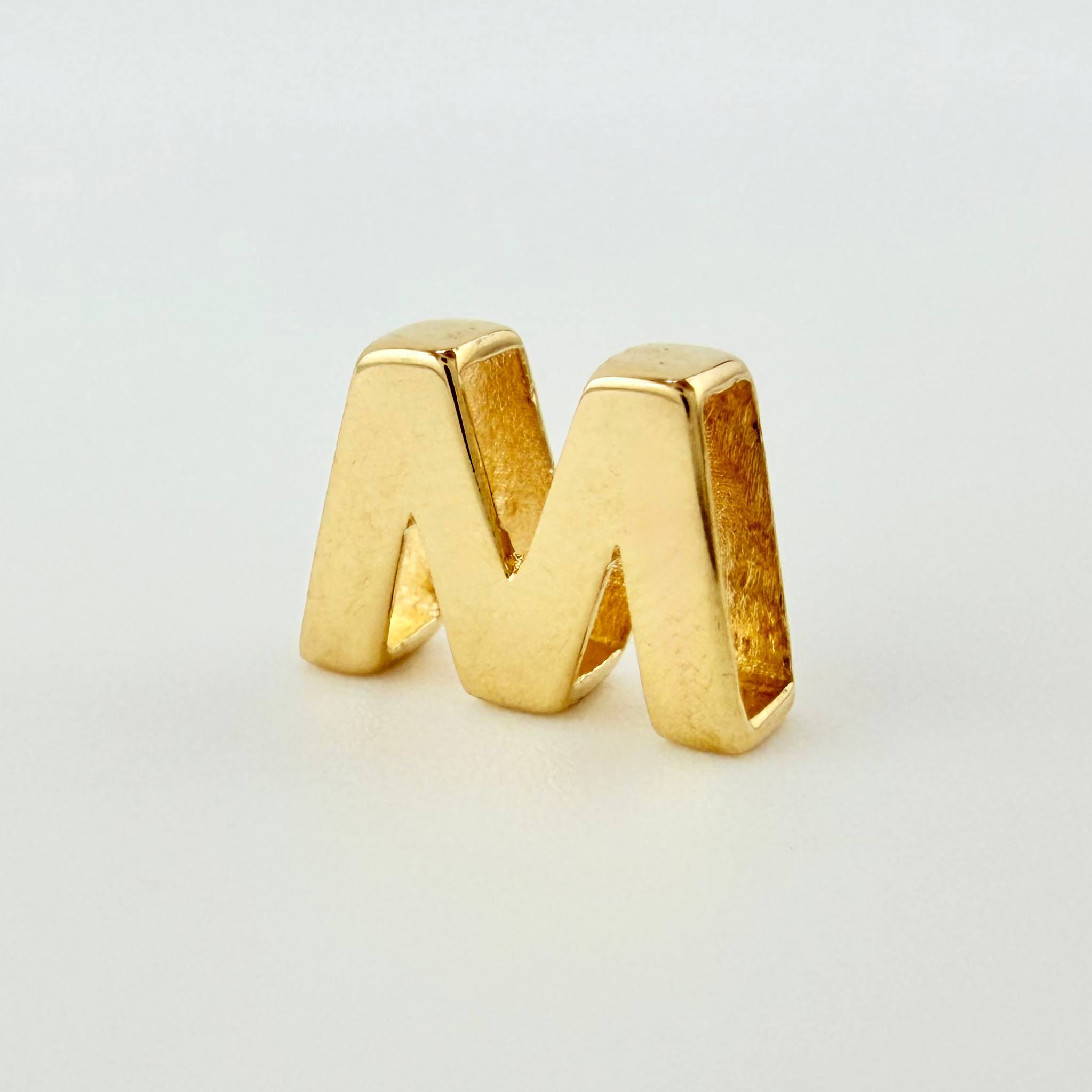 Herraje Letra M 0.5 g / 1/4 in Oro Amarillo 18K