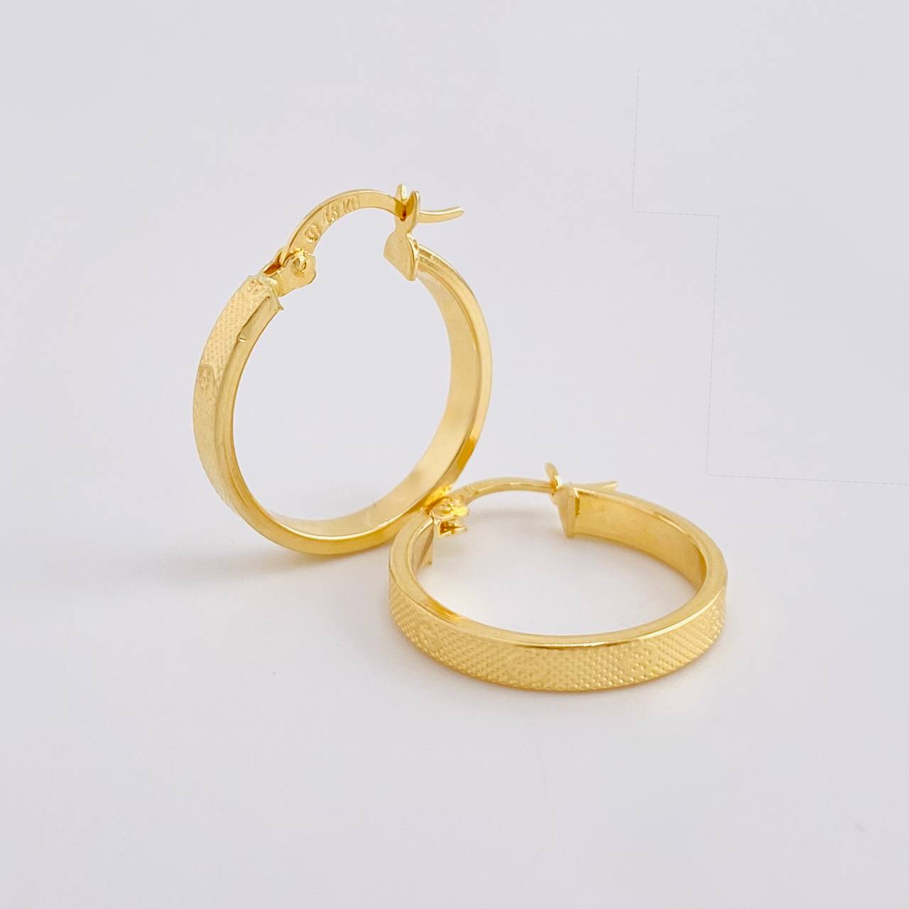 Candongas Trival Texturizado 1.8 g / 3/4 in Oro Amarillo 18K