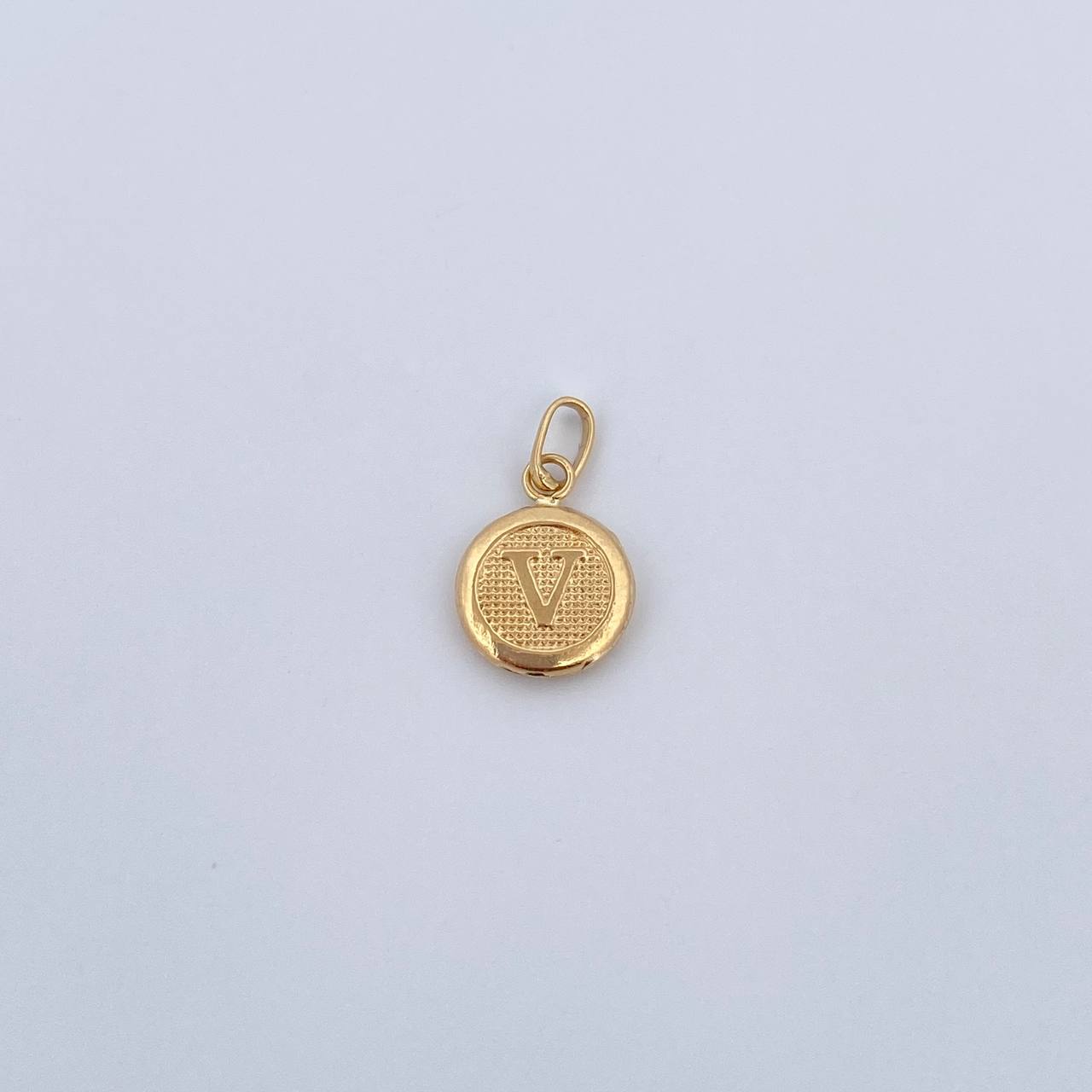 Dije Letra V 0.5gr / 1.5cm / Medalla Oro Amarillo 18K &