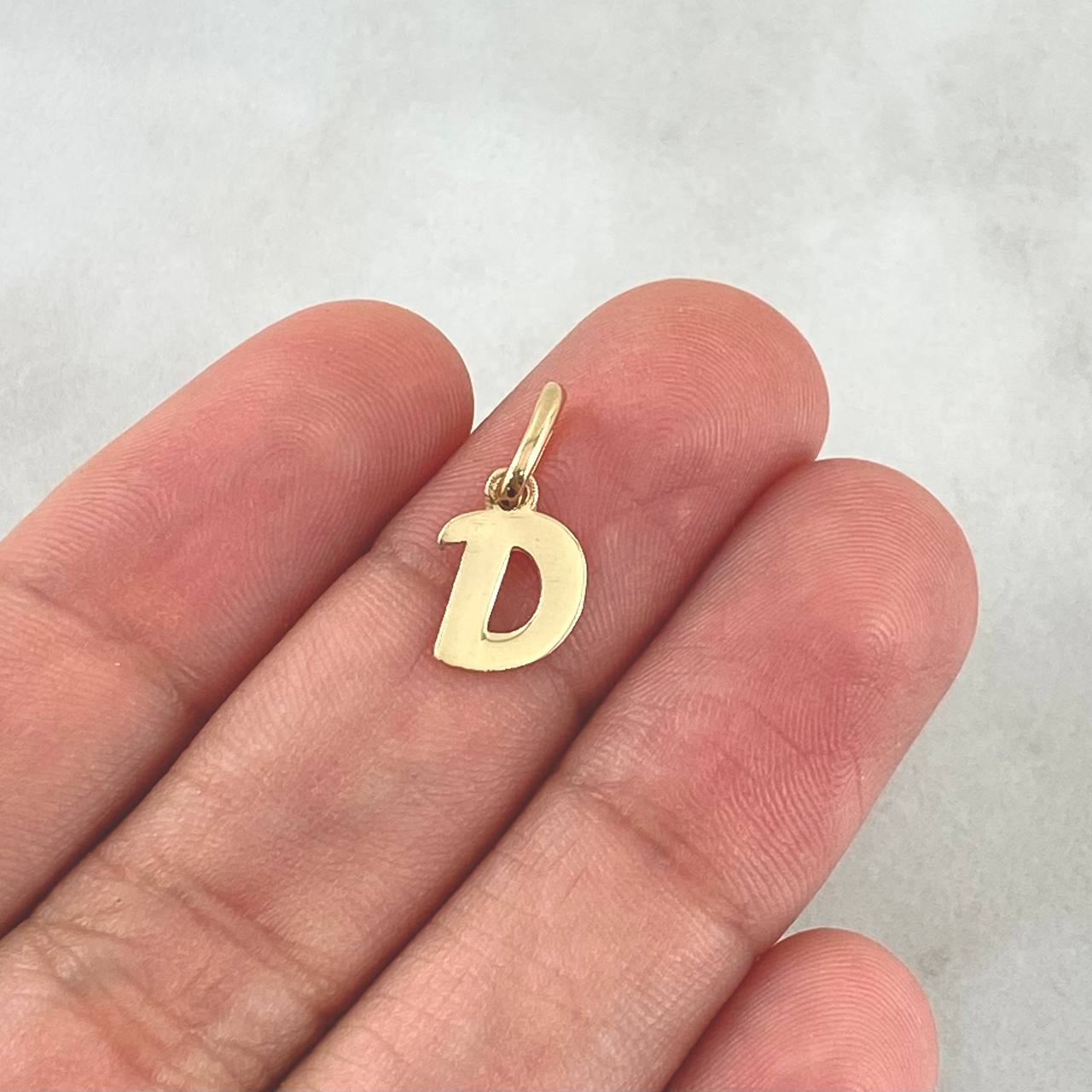 Dije Letra D Cursiva 0.5gr / 3/4 in / Oro Amarillo 18K ©