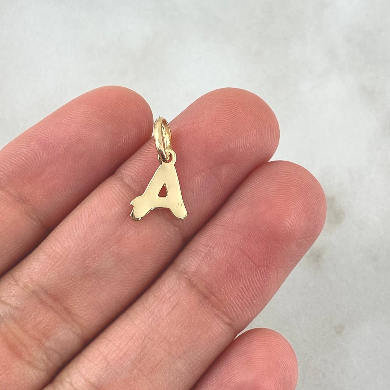 Dije Letra A Cursiva 0.5gr / 1/2 in / Oro Amarillo 18K ©